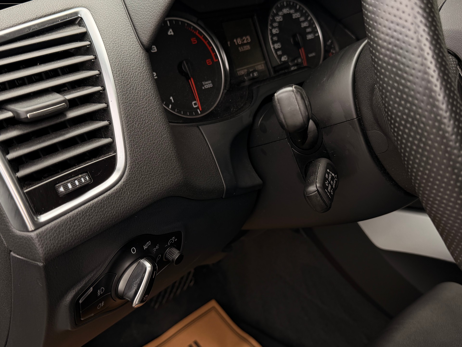 AUDI Q5 3.0 TDI quattro S-tronic-image-16