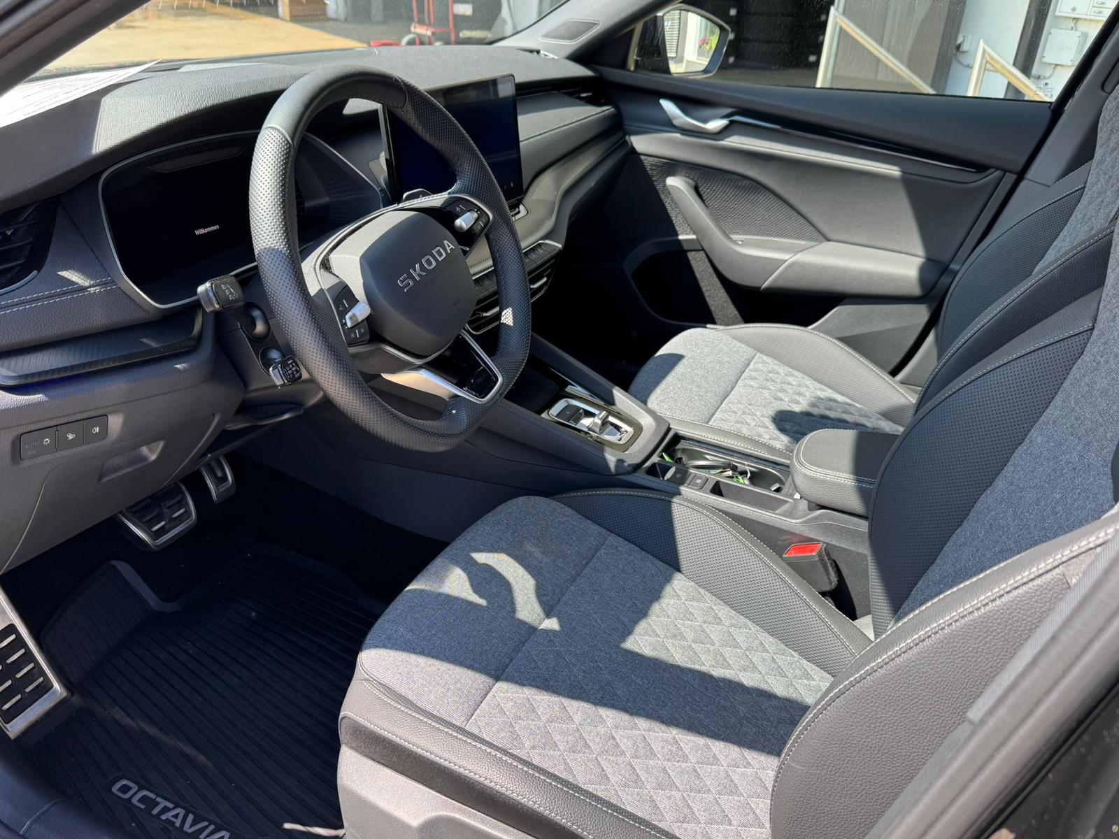 SKODA Octavia Combi 1.5 TSI SportLine DSG-image-4