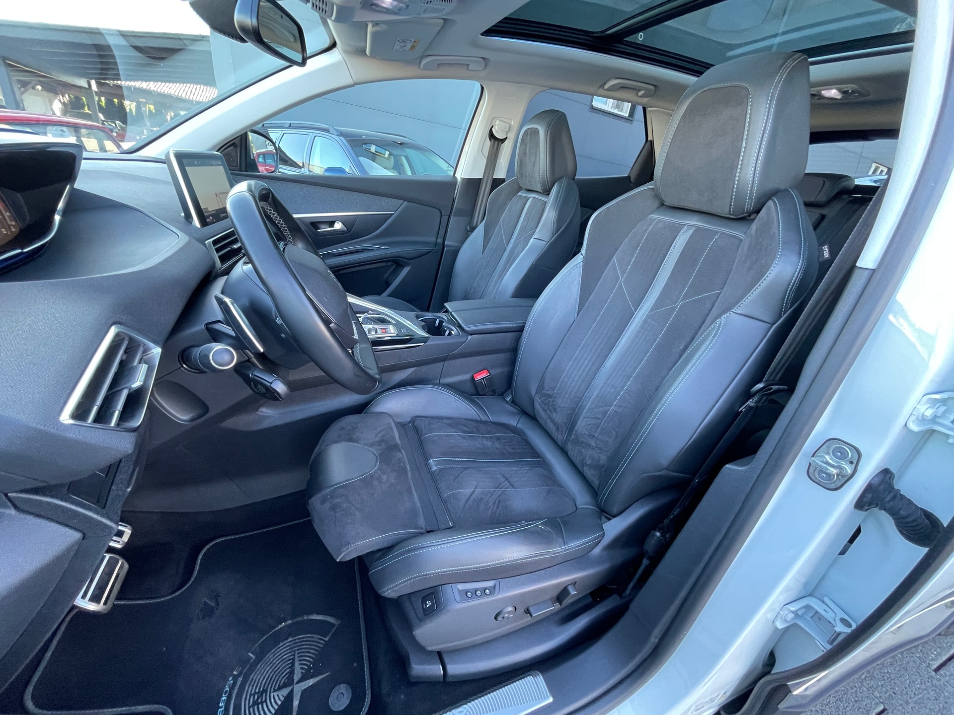 PEUGEOT 3008 1.2 PureTech Allure EAT-image-11