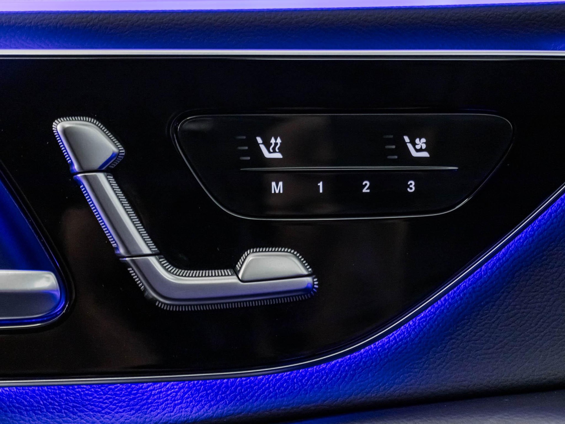 MERCEDES-BENZ E 300 e 4MATIC-image-12