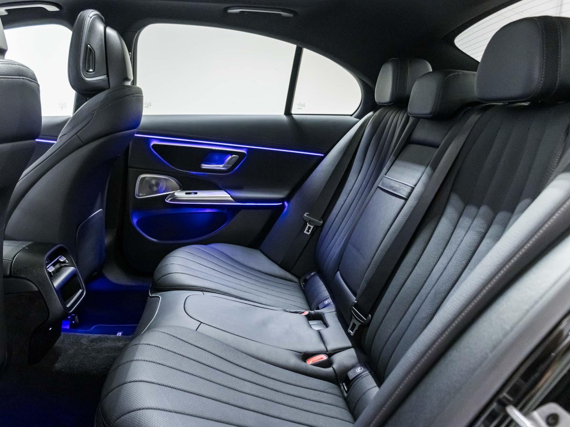 MERCEDES-BENZ E 300 e 4MATIC-image-7