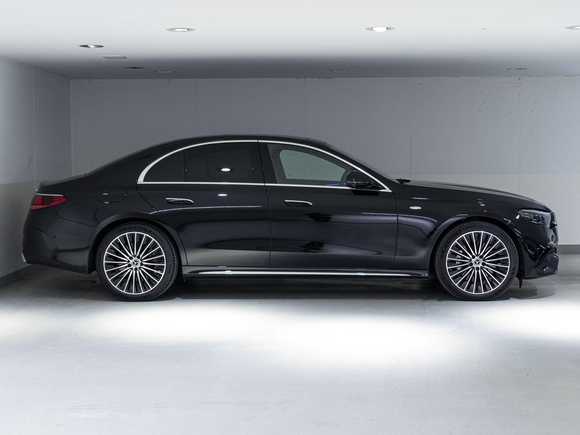 MERCEDES-BENZ E 300 e 4MATIC-image-1