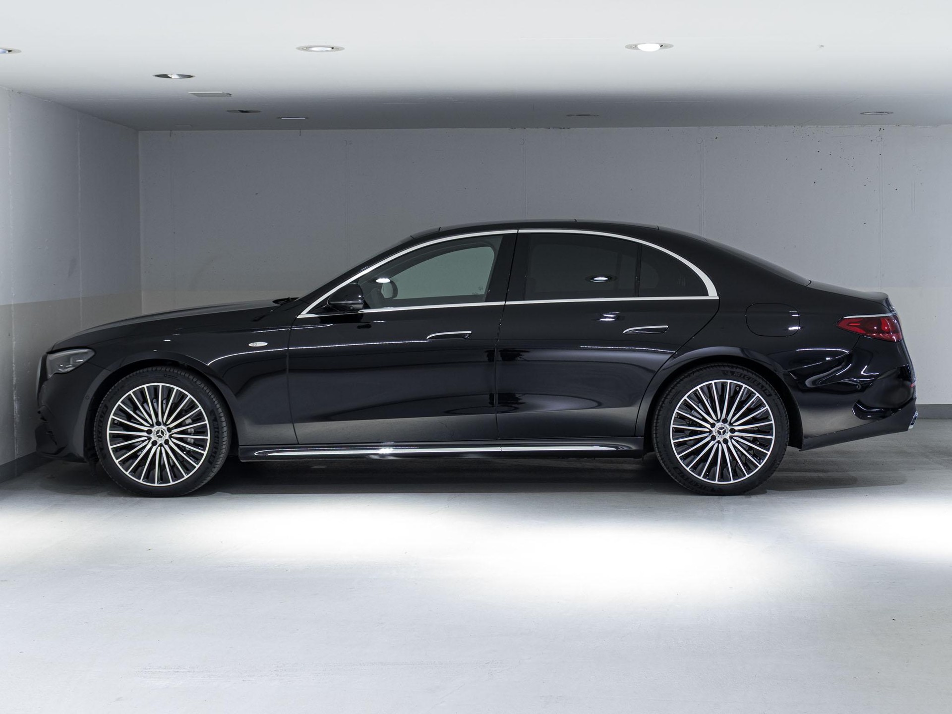 MERCEDES-BENZ E 300 e 4MATIC-image-4