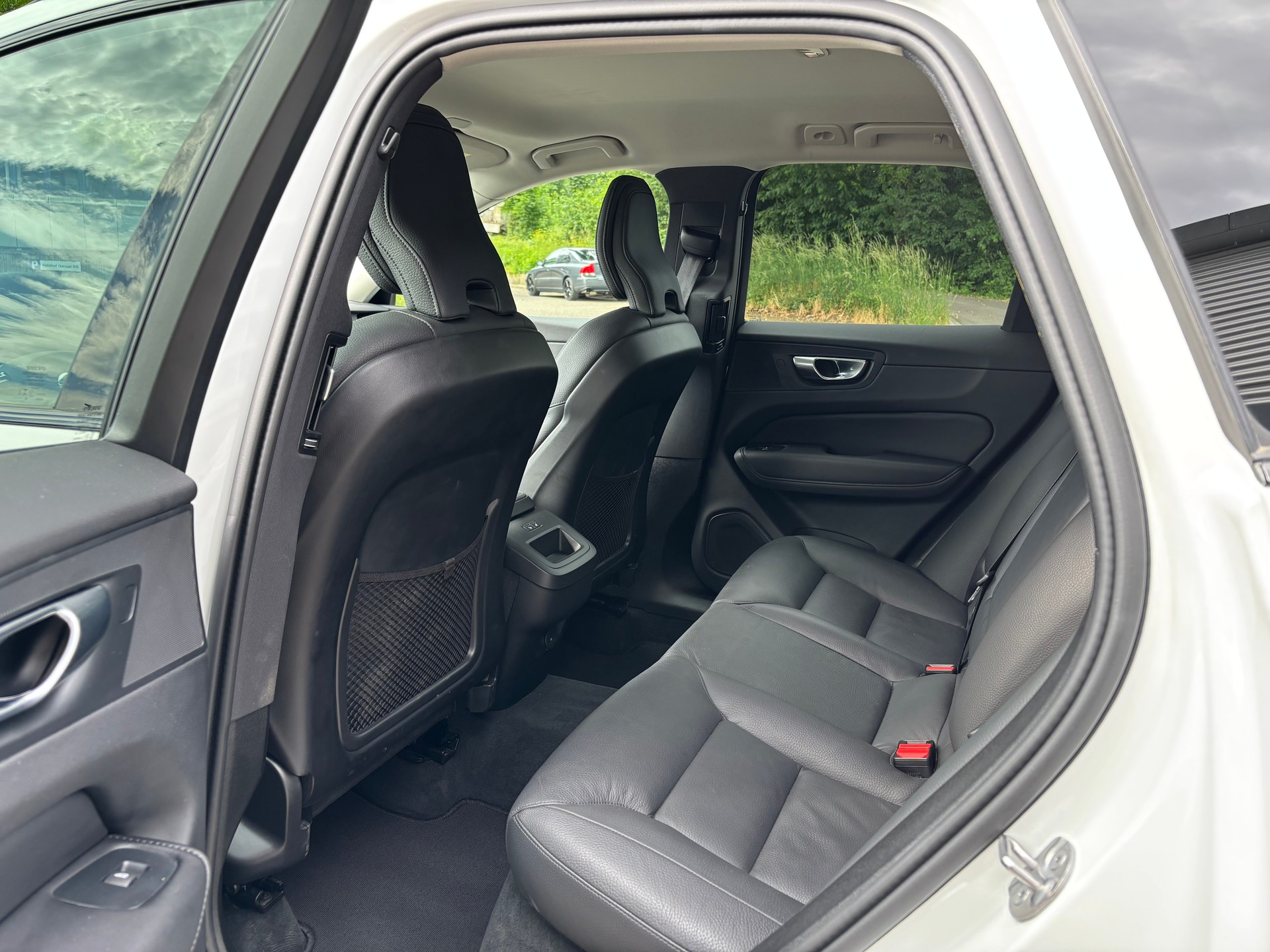 VOLVO XC60 2.0 B5 MH Plus Dark AWD-image-11