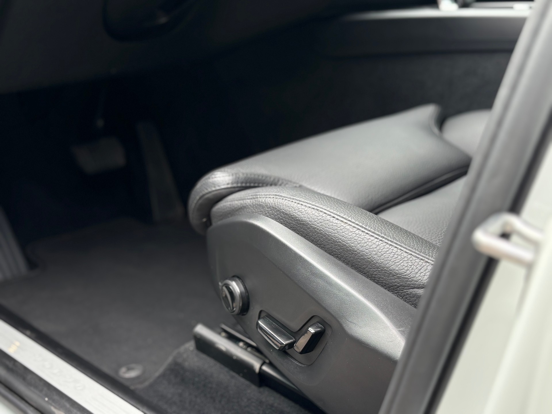 VOLVO XC60 2.0 B5 MH Plus Dark AWD-image-17