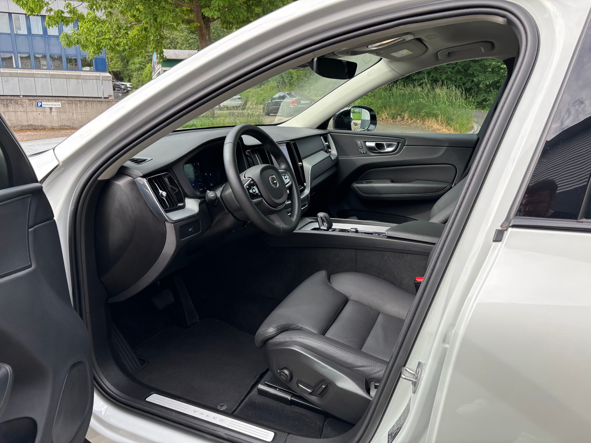 VOLVO XC60 2.0 B5 MH Plus Dark AWD-showroom-element-2