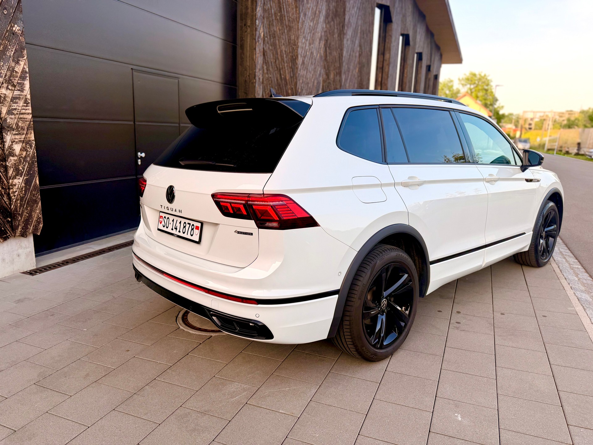 VW Allspace 2.0 TDI R-Line Black Style 4motion-image-5