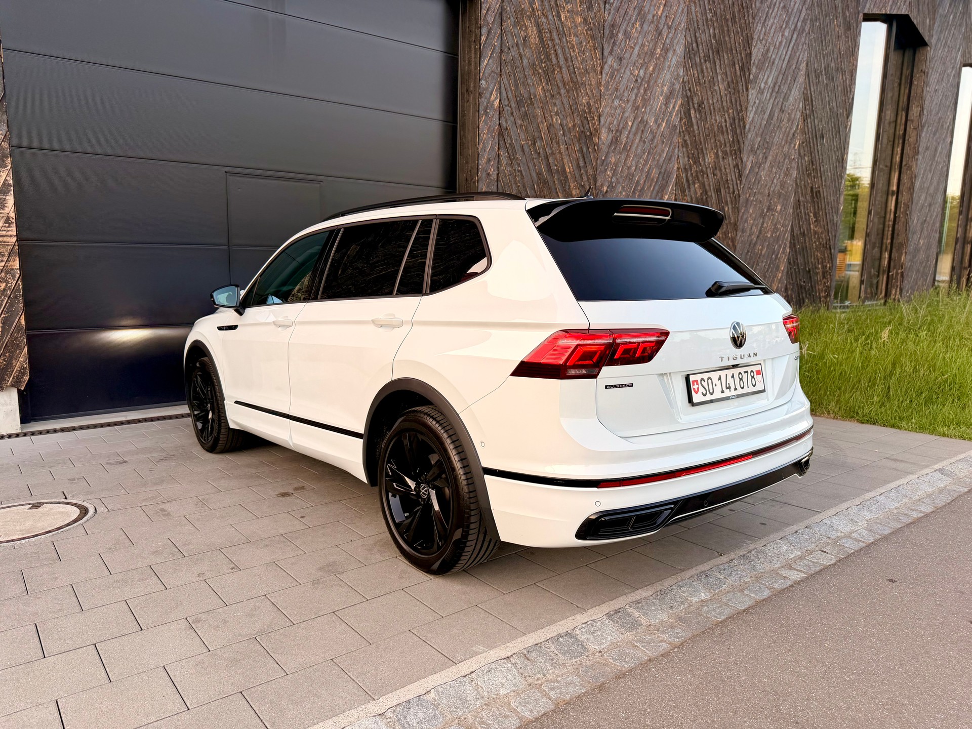 VW Allspace 2.0 TDI R-Line Black Style 4motion-image-4
