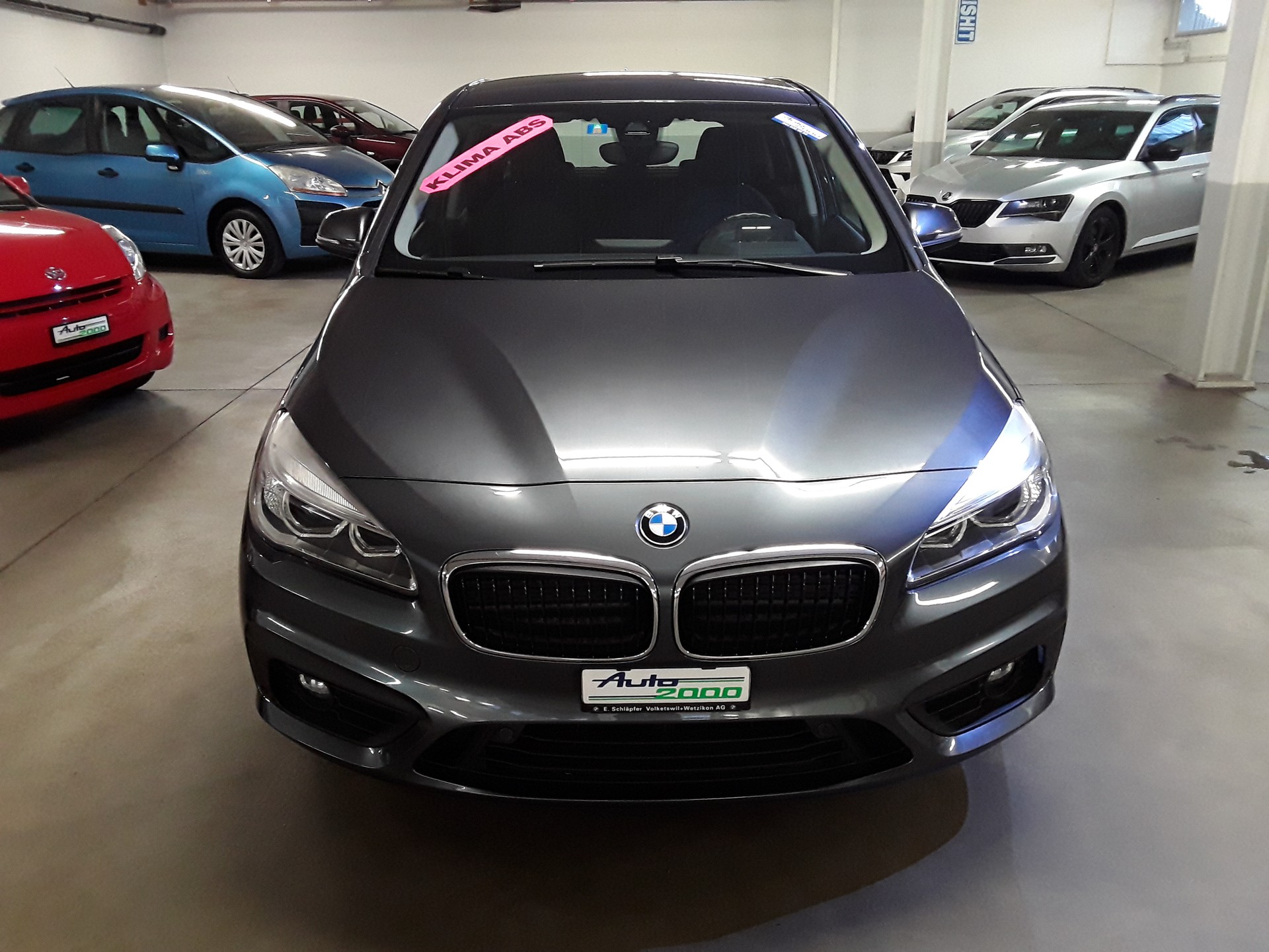 BMW 220i Active Tourer-image-4