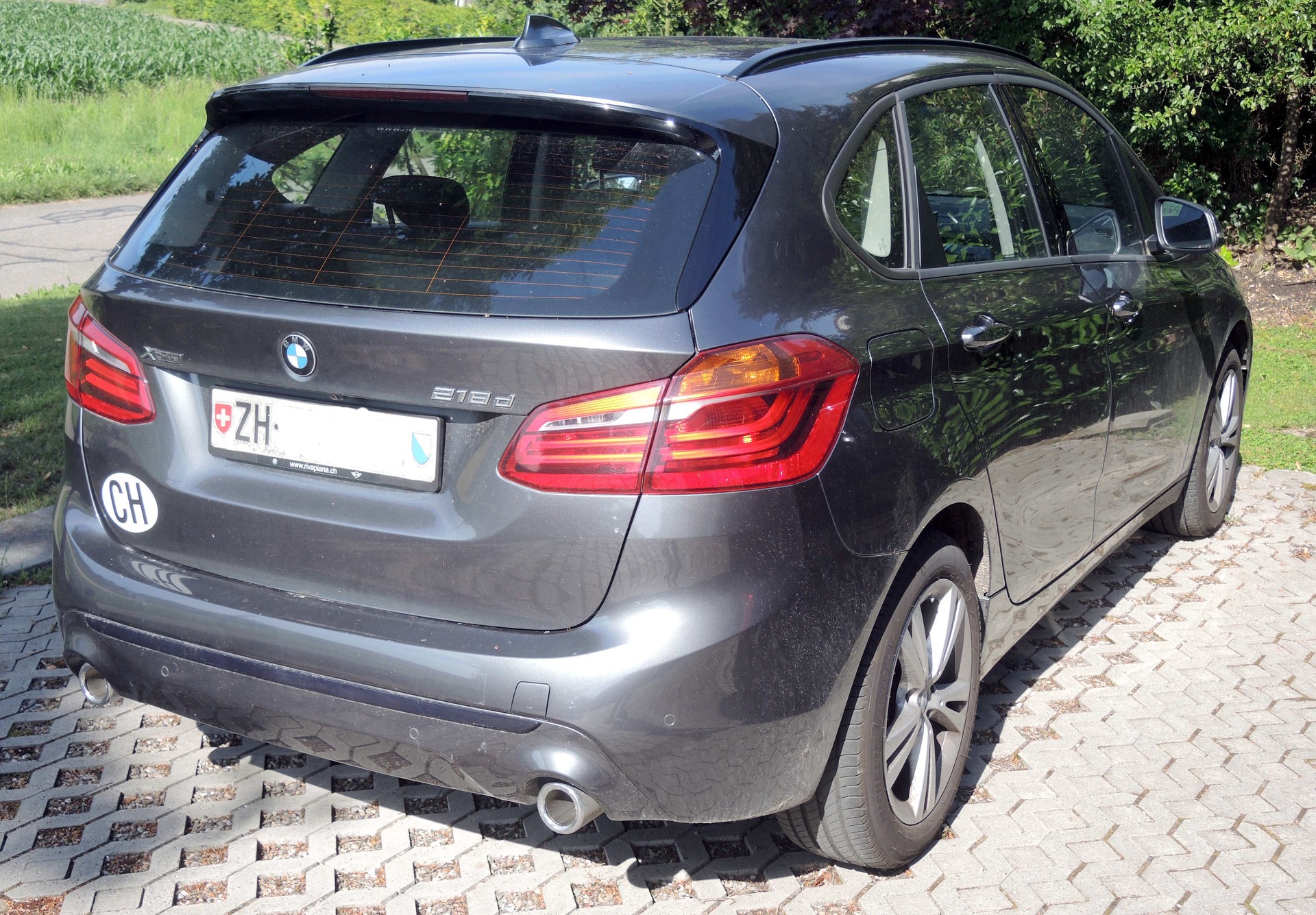 BMW 218d X-Drive-image-1