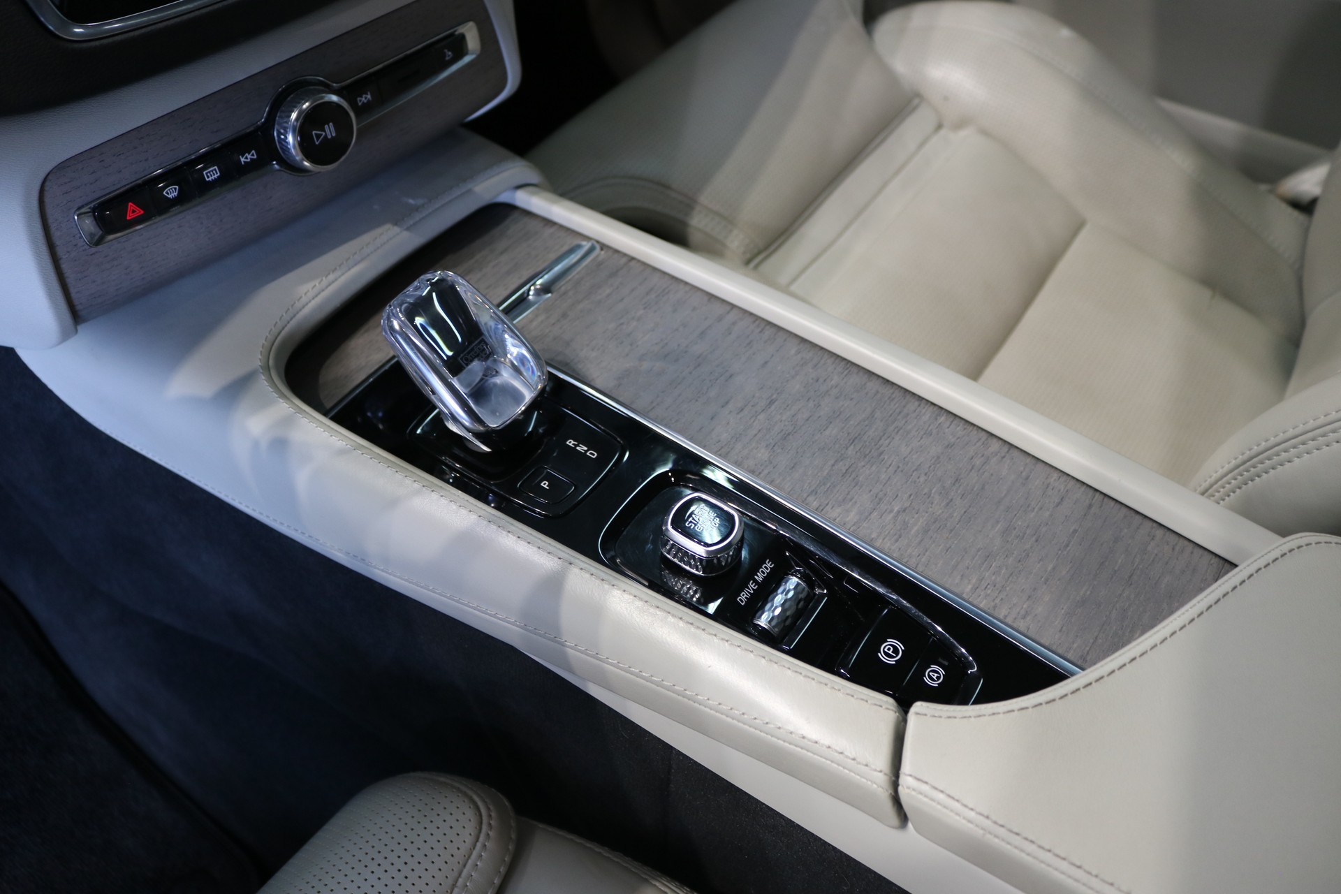 VOLVO XC90 T8 eAWD Inscription Geartronic-image-11