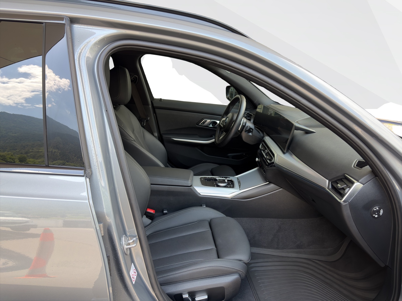 BMW 330e xDrive Touring-image-15