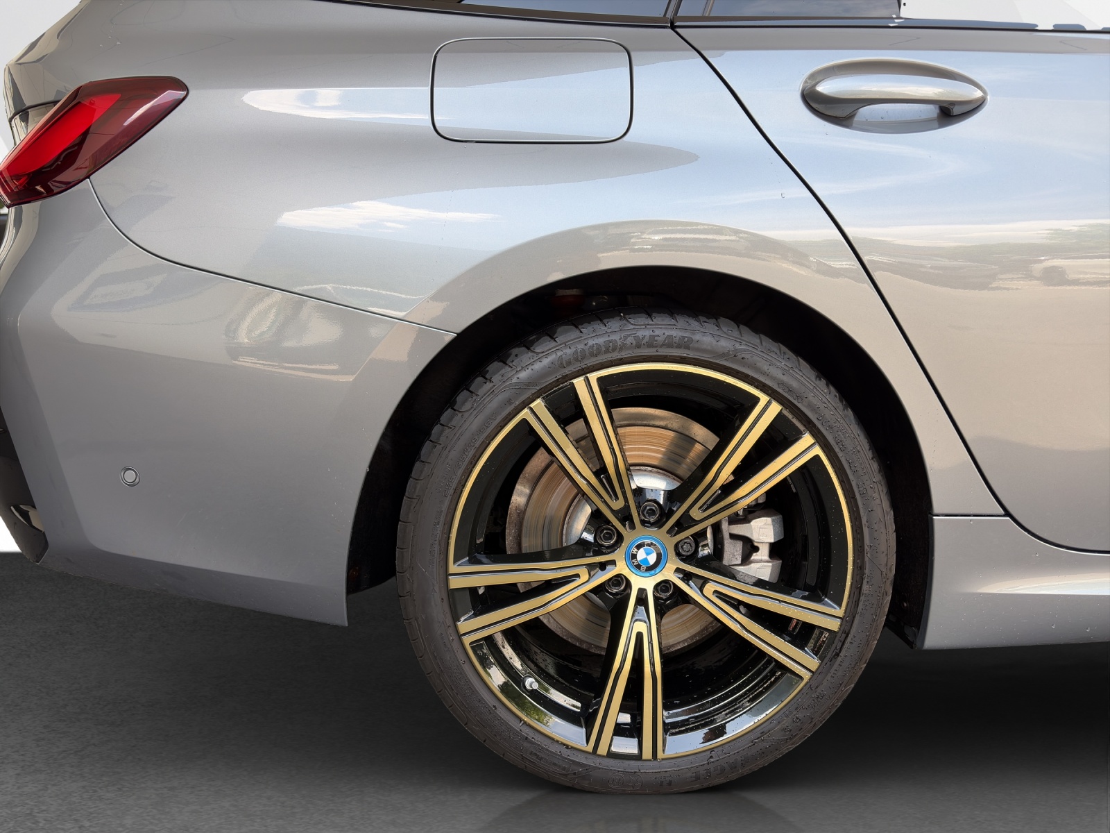 BMW 330e xDrive Touring-image-22