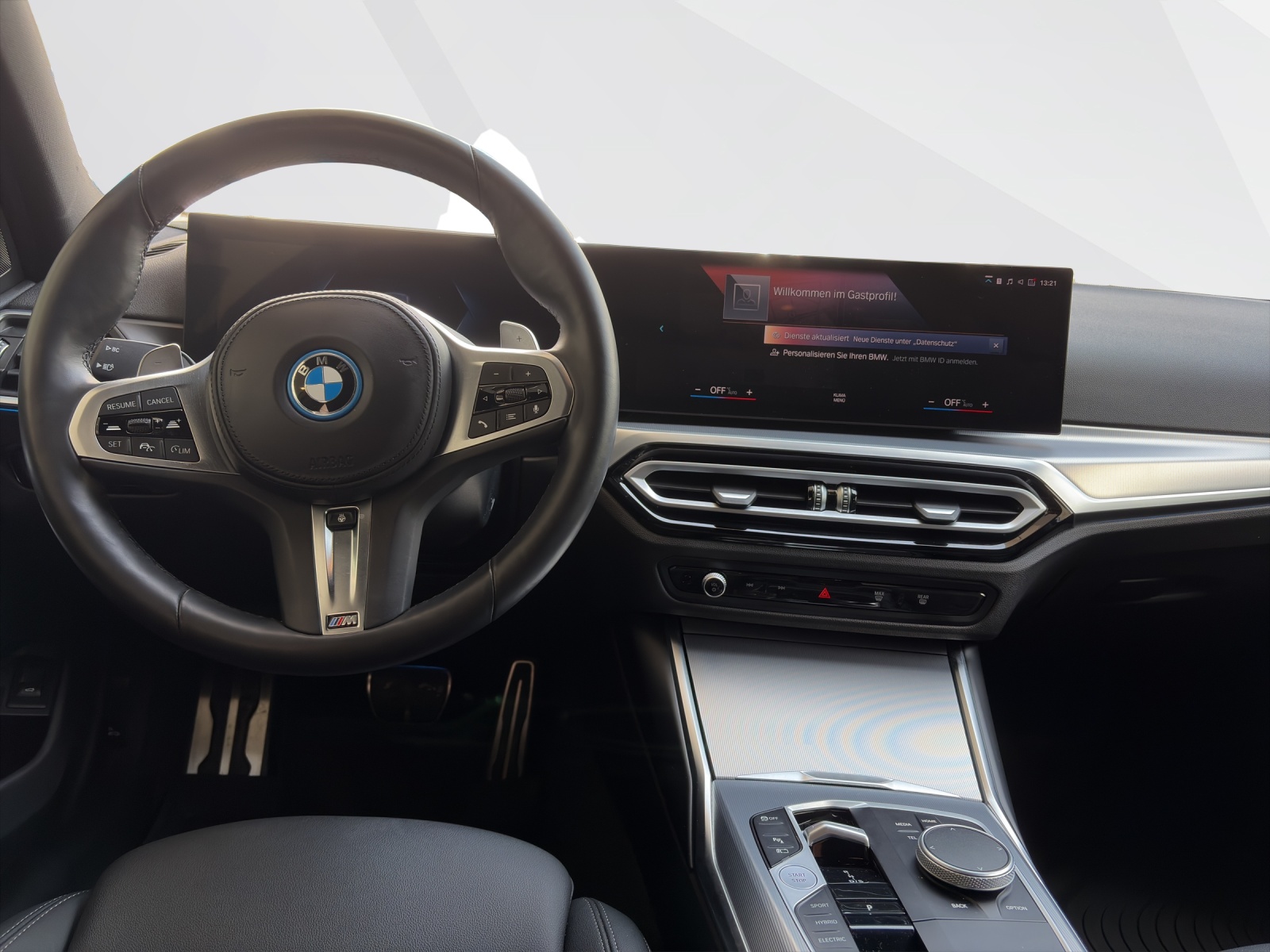 BMW 330e xDrive Touring-image-10