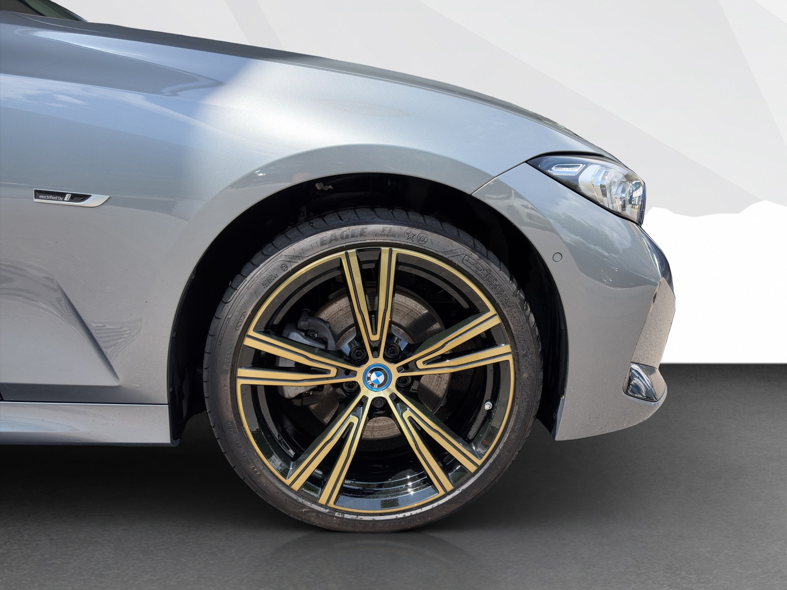 BMW 330e xDrive Touring-image-23