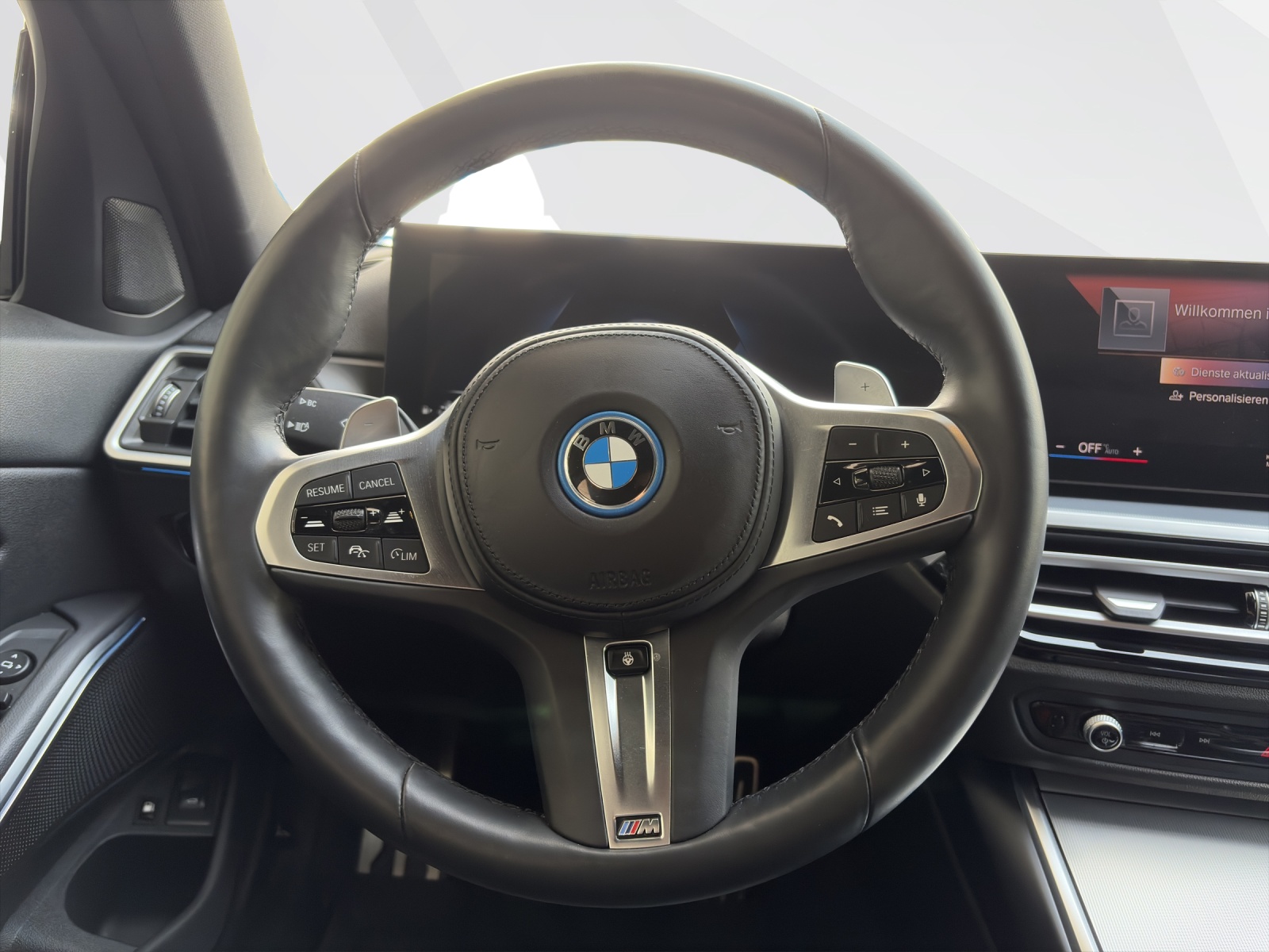 BMW 330e xDrive Touring-image-11