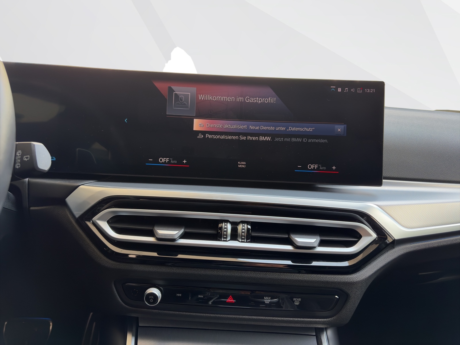 BMW 330e xDrive Touring-image-13