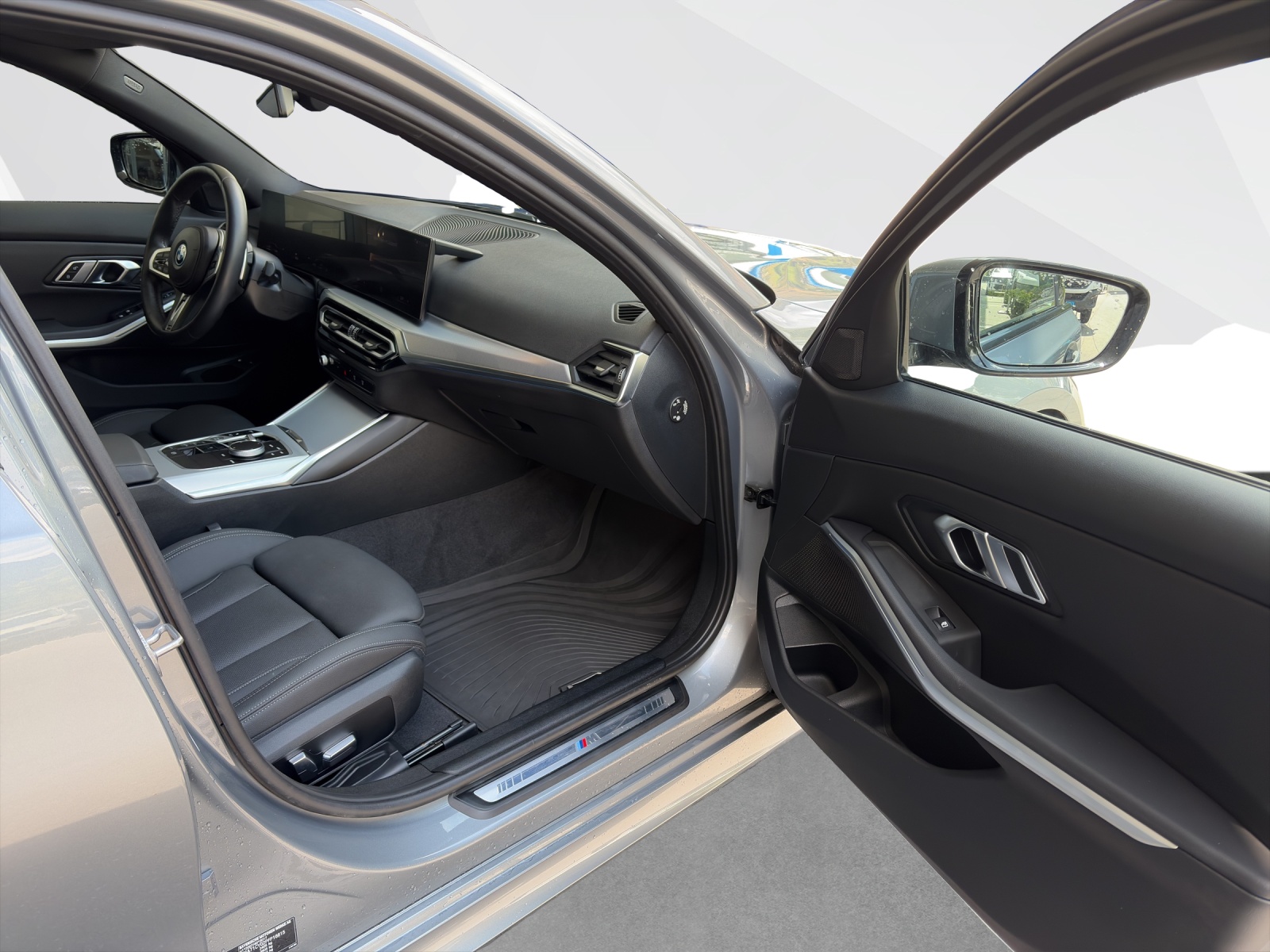 BMW 330e xDrive Touring-image-16