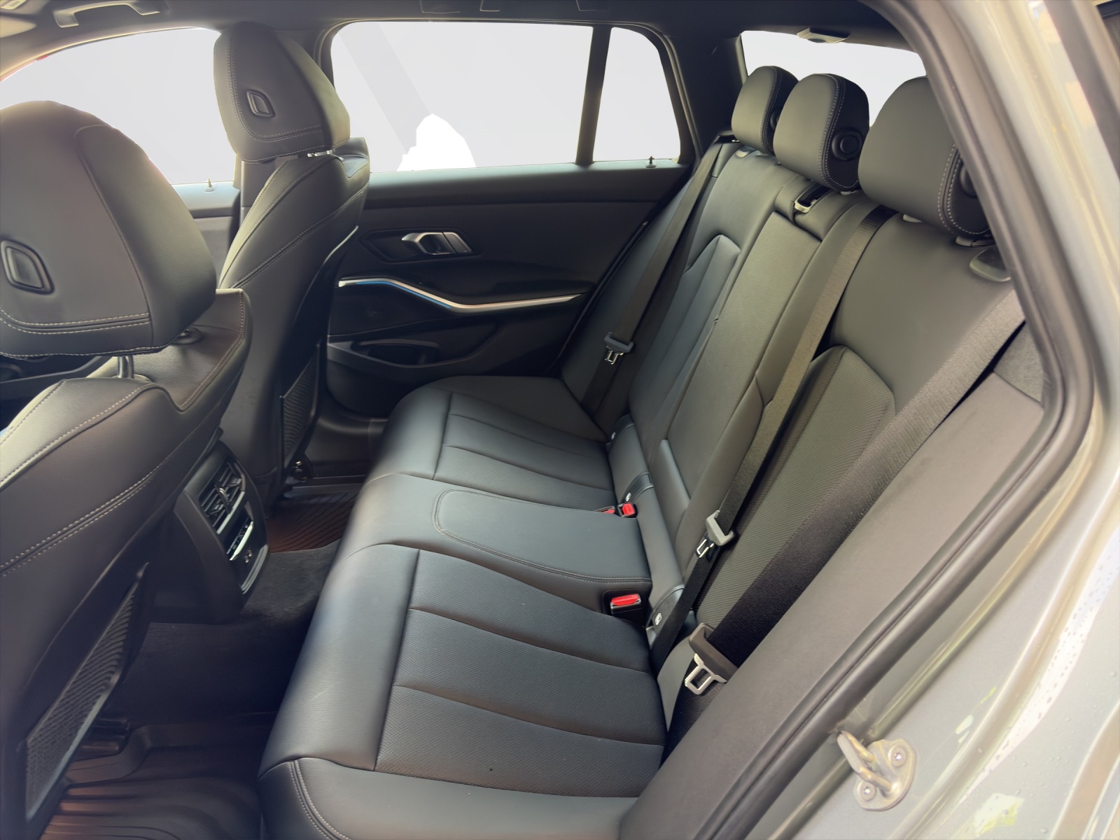 BMW 330e xDrive Touring-image-17