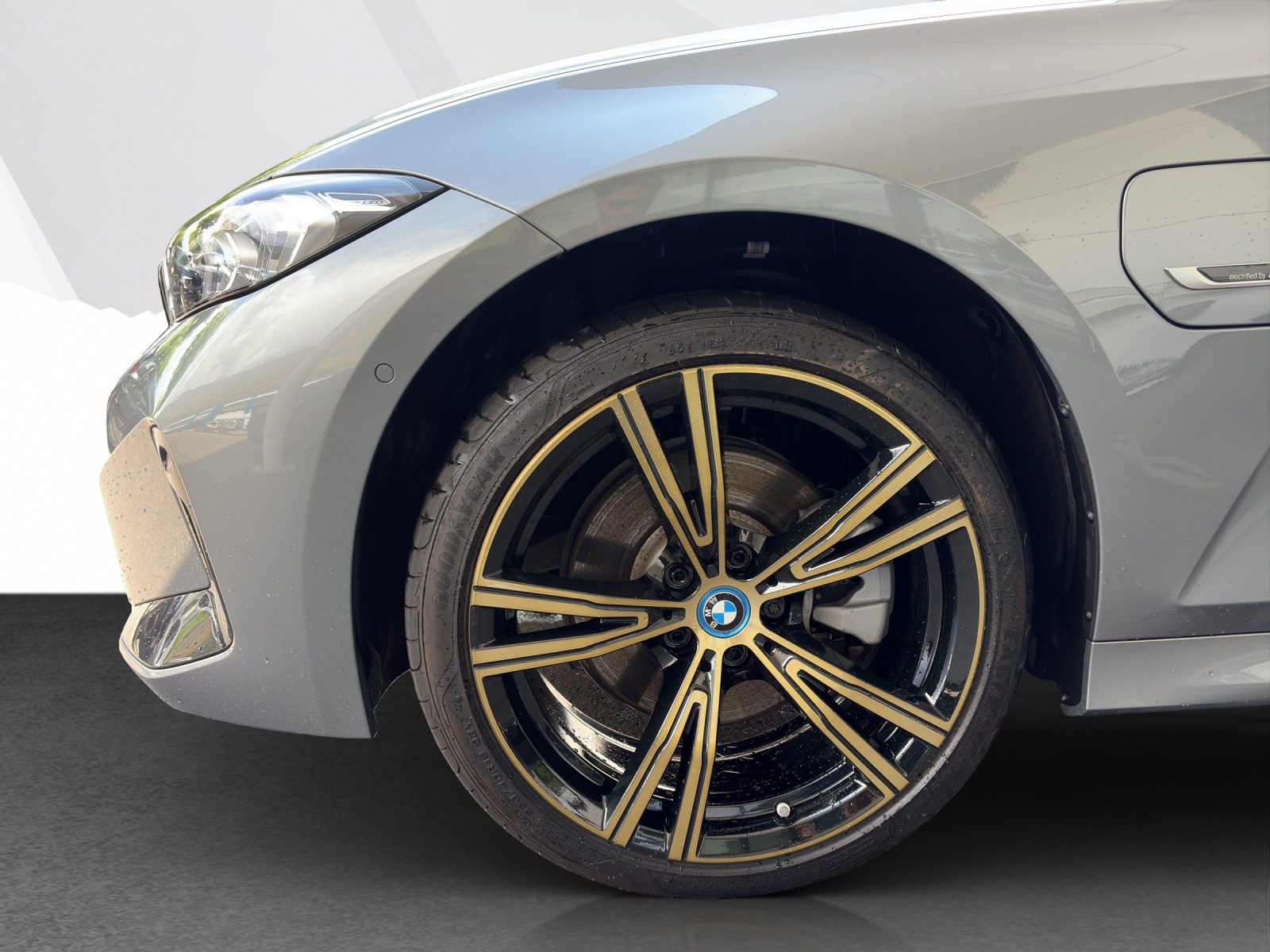 BMW 330e xDrive Touring-image-20