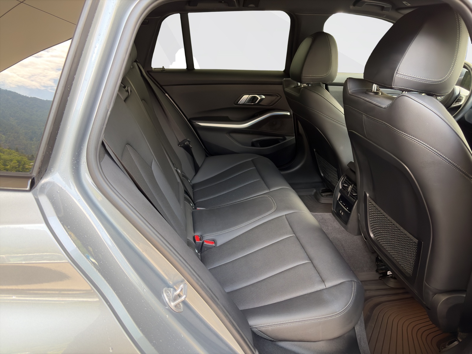 BMW 330e xDrive Touring-image-19