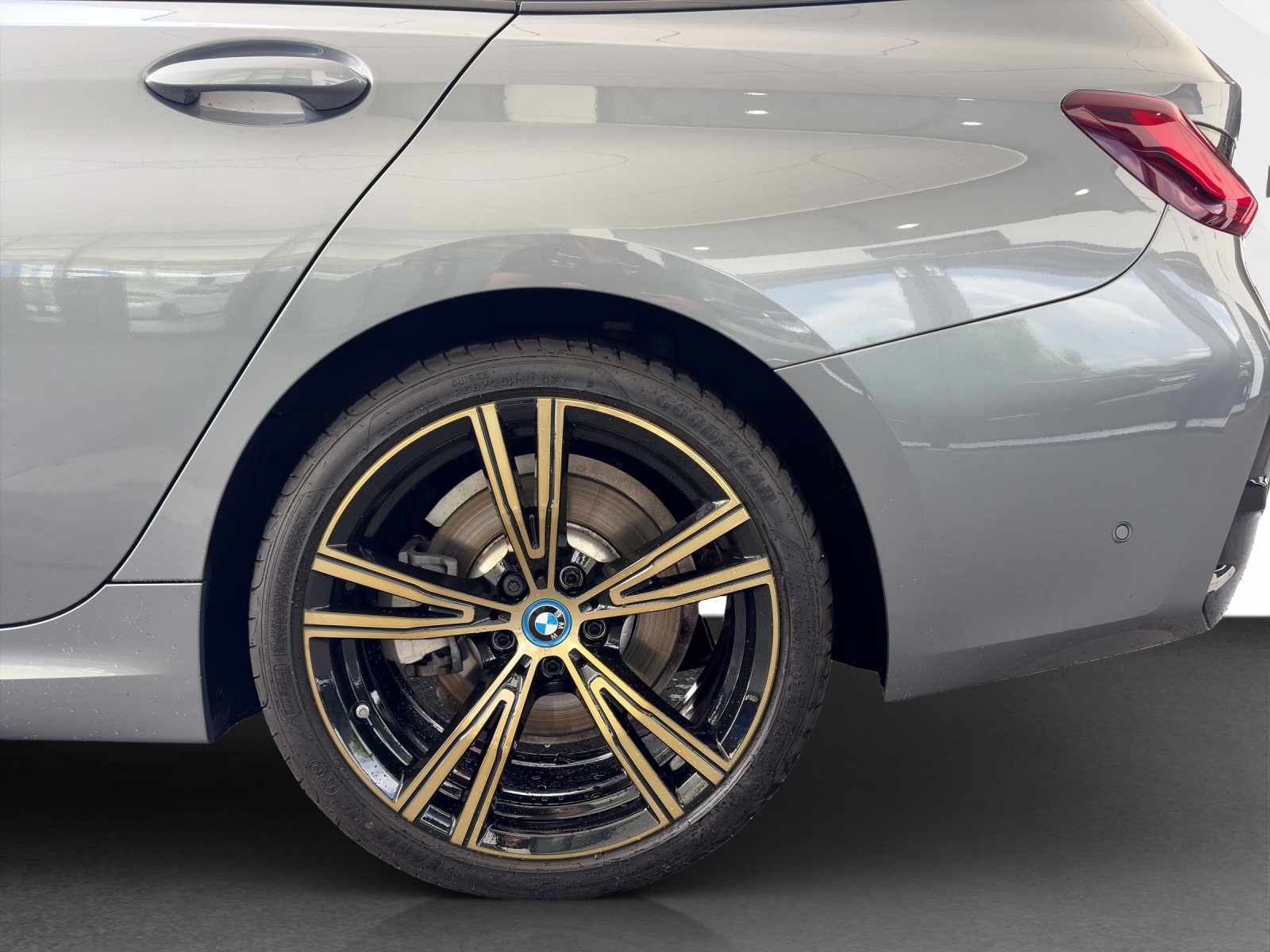 BMW 330e xDrive Touring-image-21
