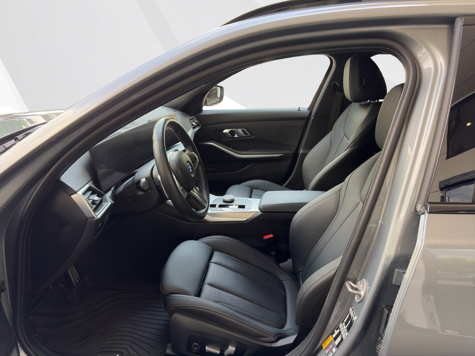 BMW 330e xDrive Touring-image-9
