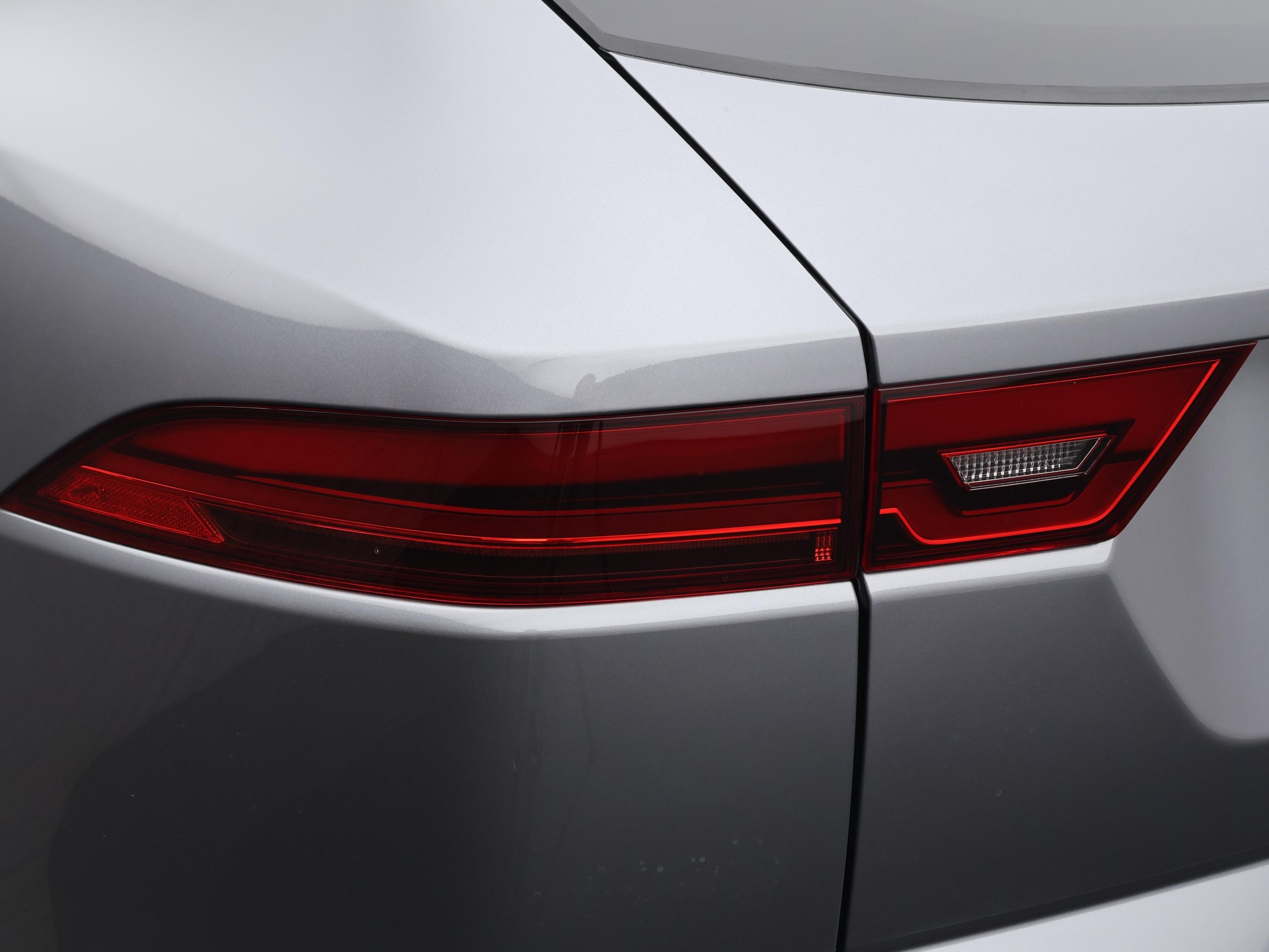 JAGUAR E-Pace 2.0 I4 250 R-Dynamic SE AWD-image-19