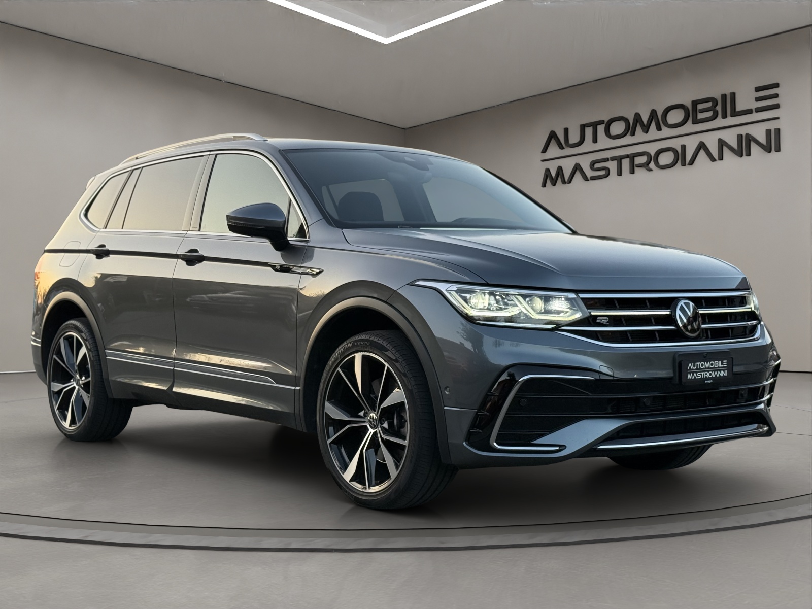 VW Tiguan Allspace 2.0 TDI SCR R-Line 4Motion DSG-image-0