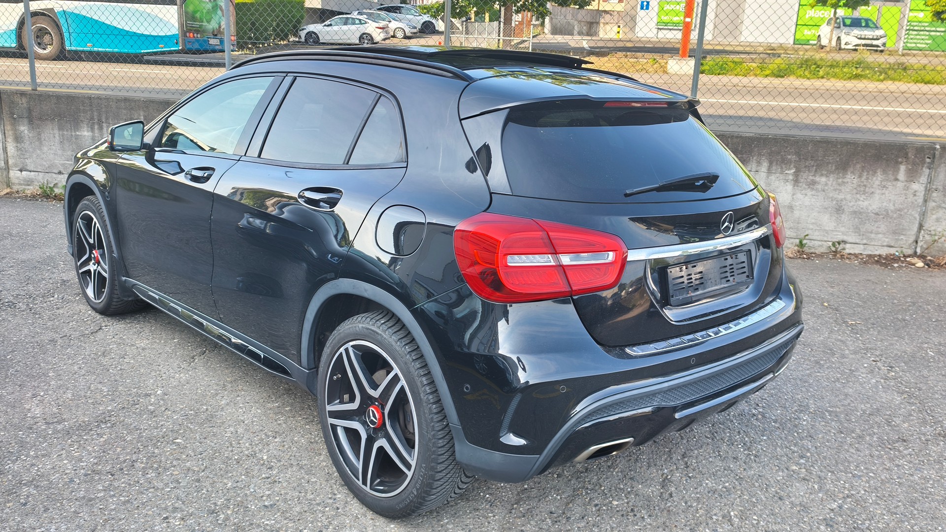 MERCEDES-BENZ GLA 250 AMG Line 4Matic 7G-DCT-image-5