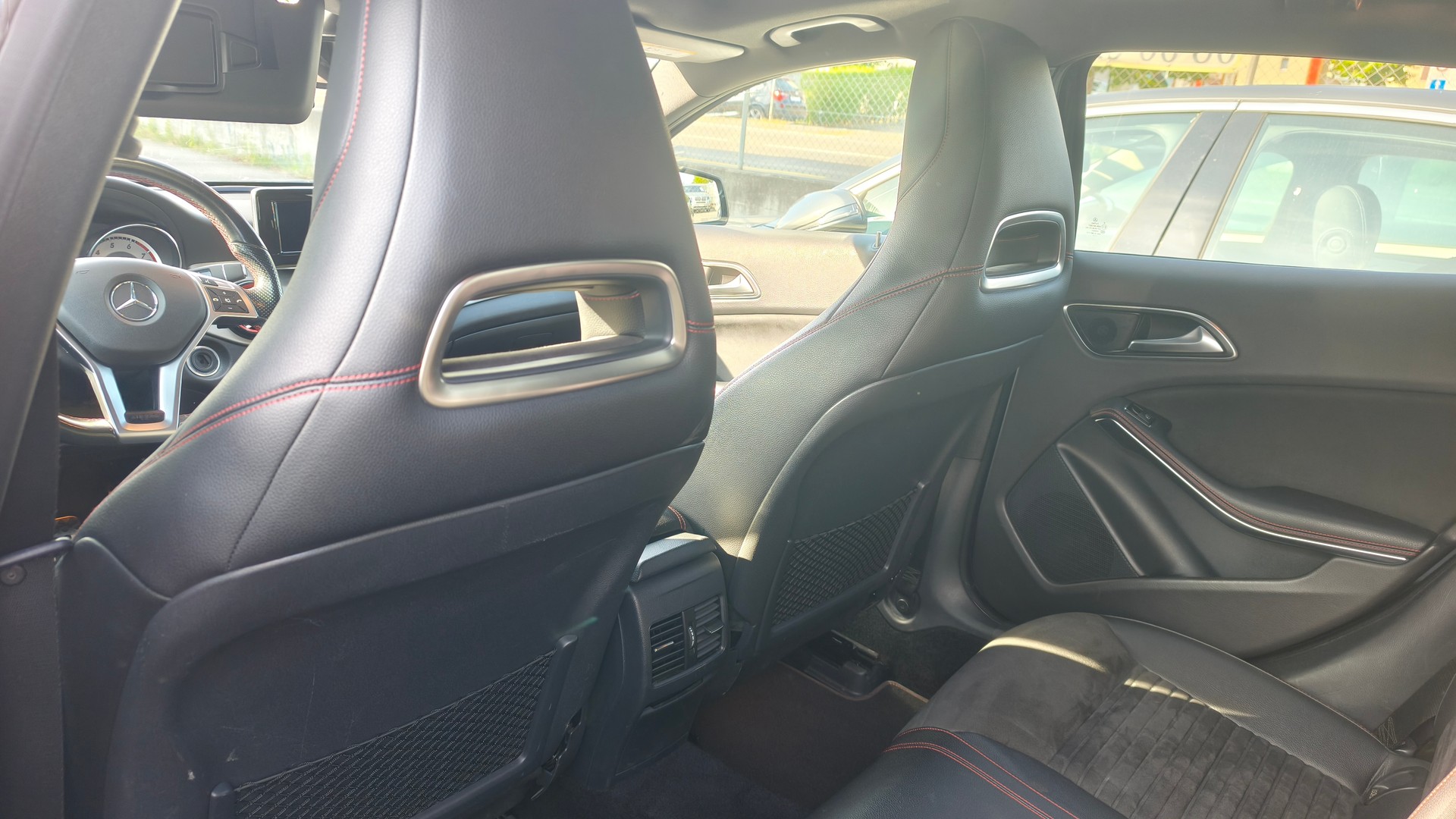 MERCEDES-BENZ GLA 250 AMG Line 4Matic 7G-DCT-image-14
