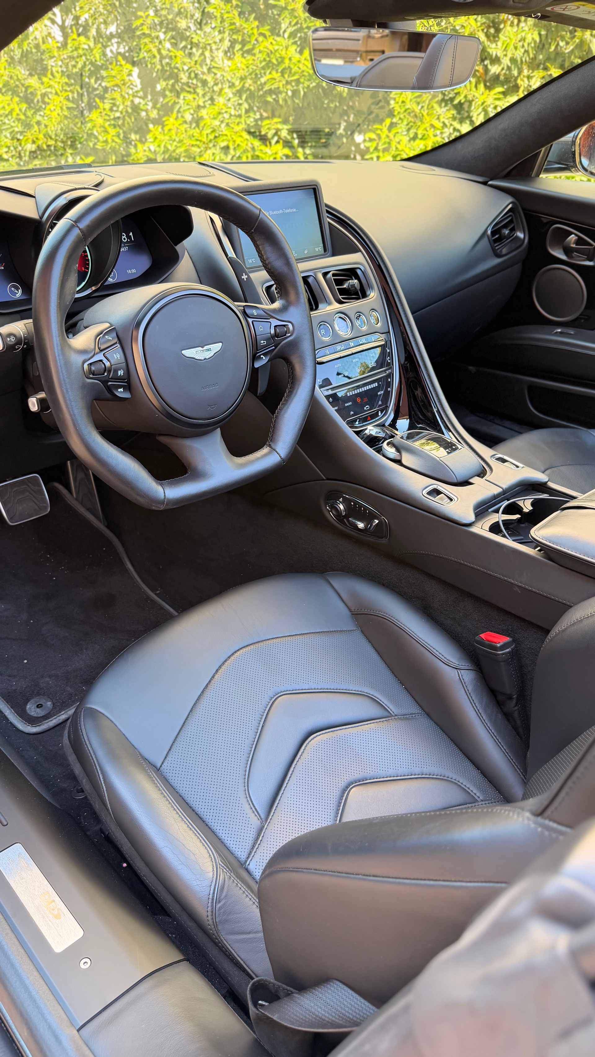 ASTON MARTIN 5.2 V12 Bi-Turbo-image-3