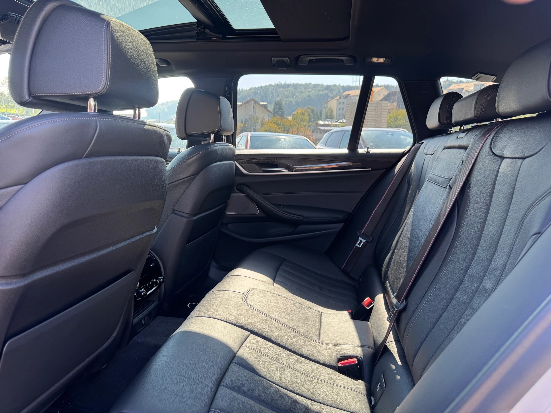 BMW M550d xDrive Touring Steptronic-image-13