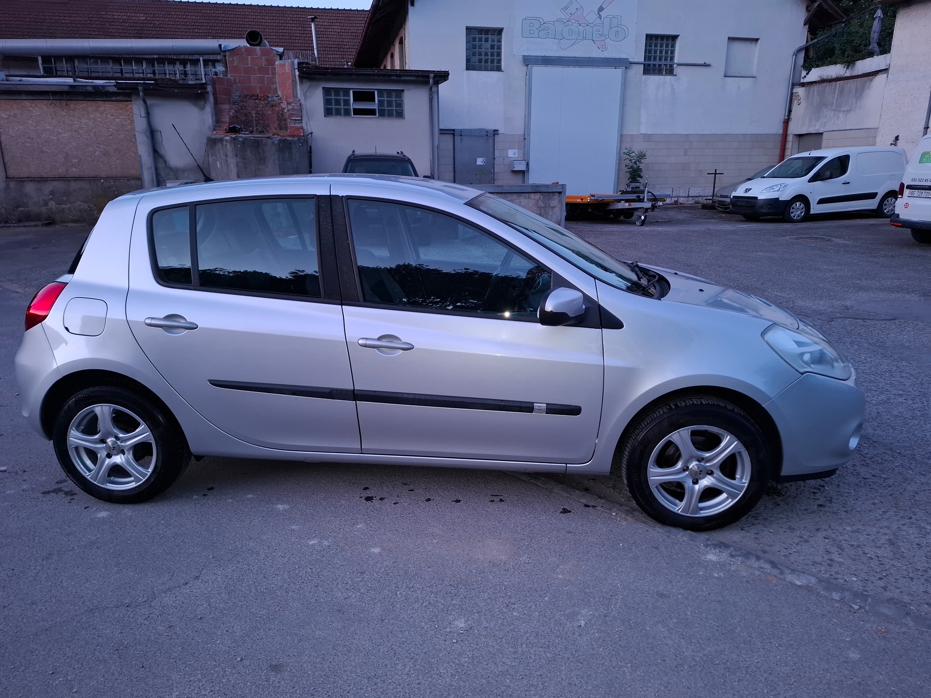 RENAULT Clio 1.2 16V Expression-image-0