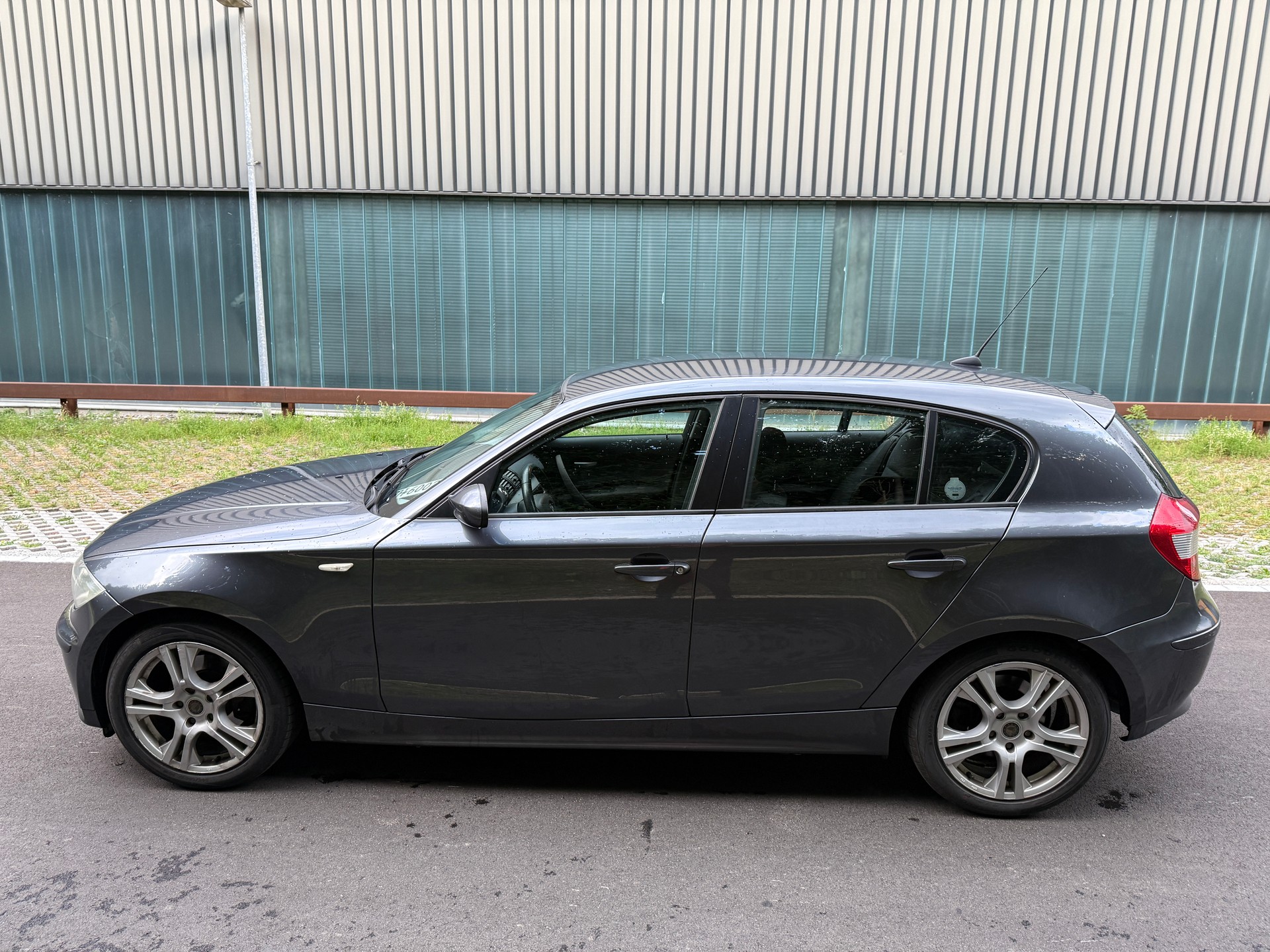 BMW 120i-showroom-element-3