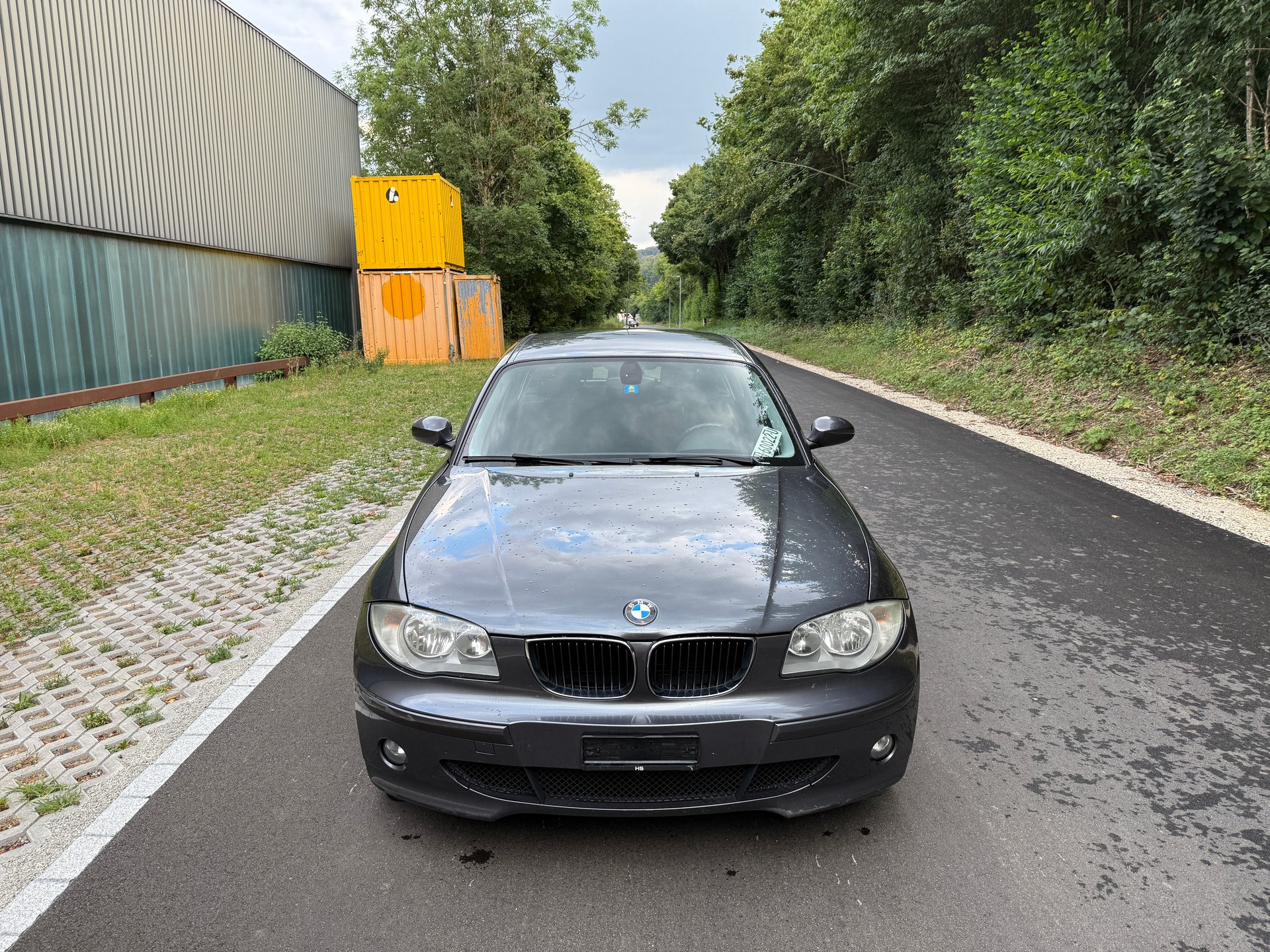 BMW 120i-showroom-element-1