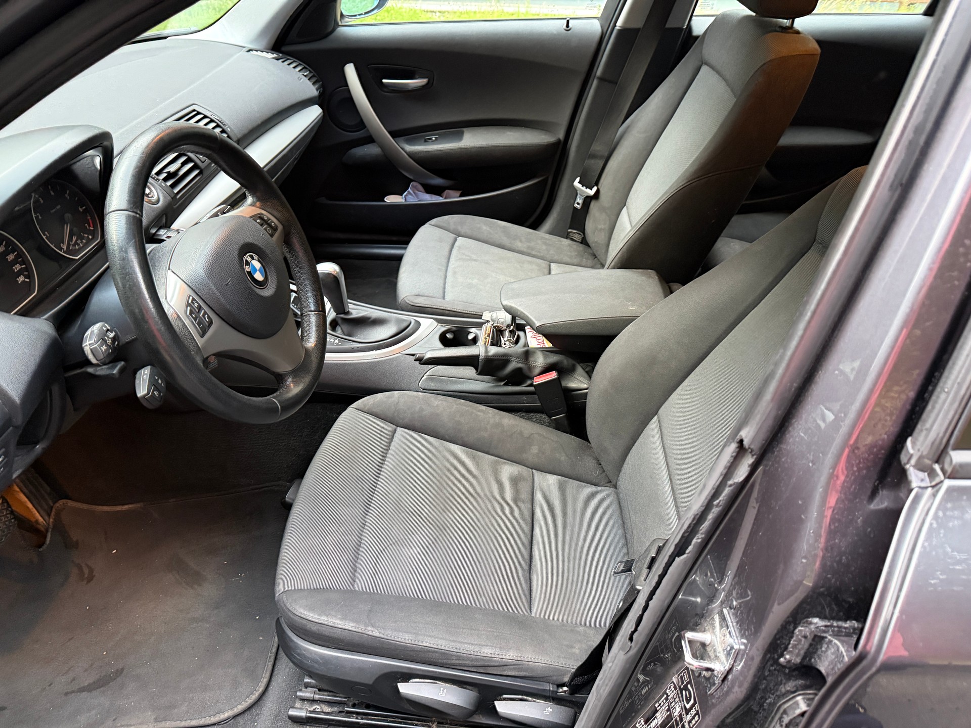 BMW 120i-image-10