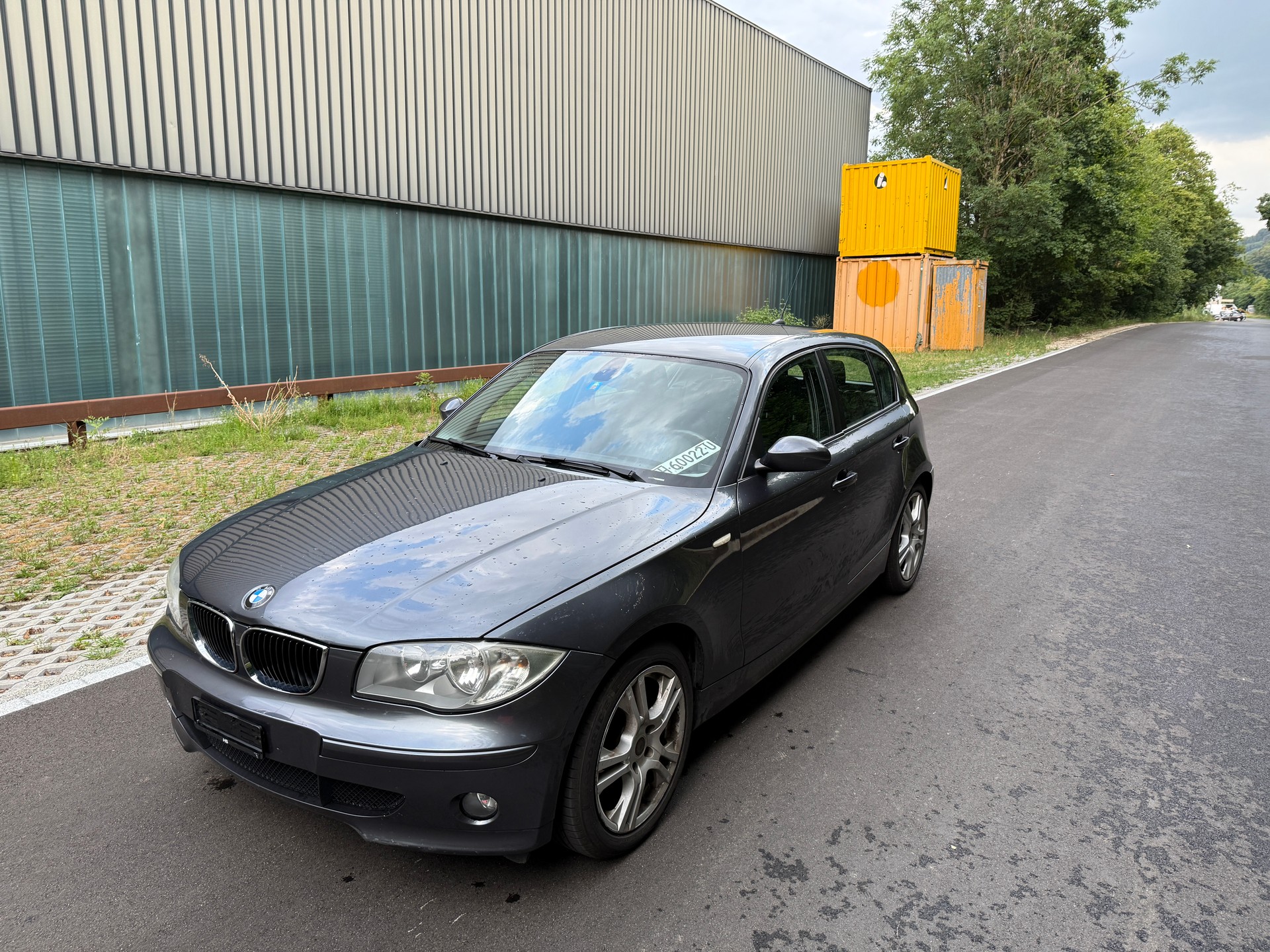BMW 120i-showroom-element-2