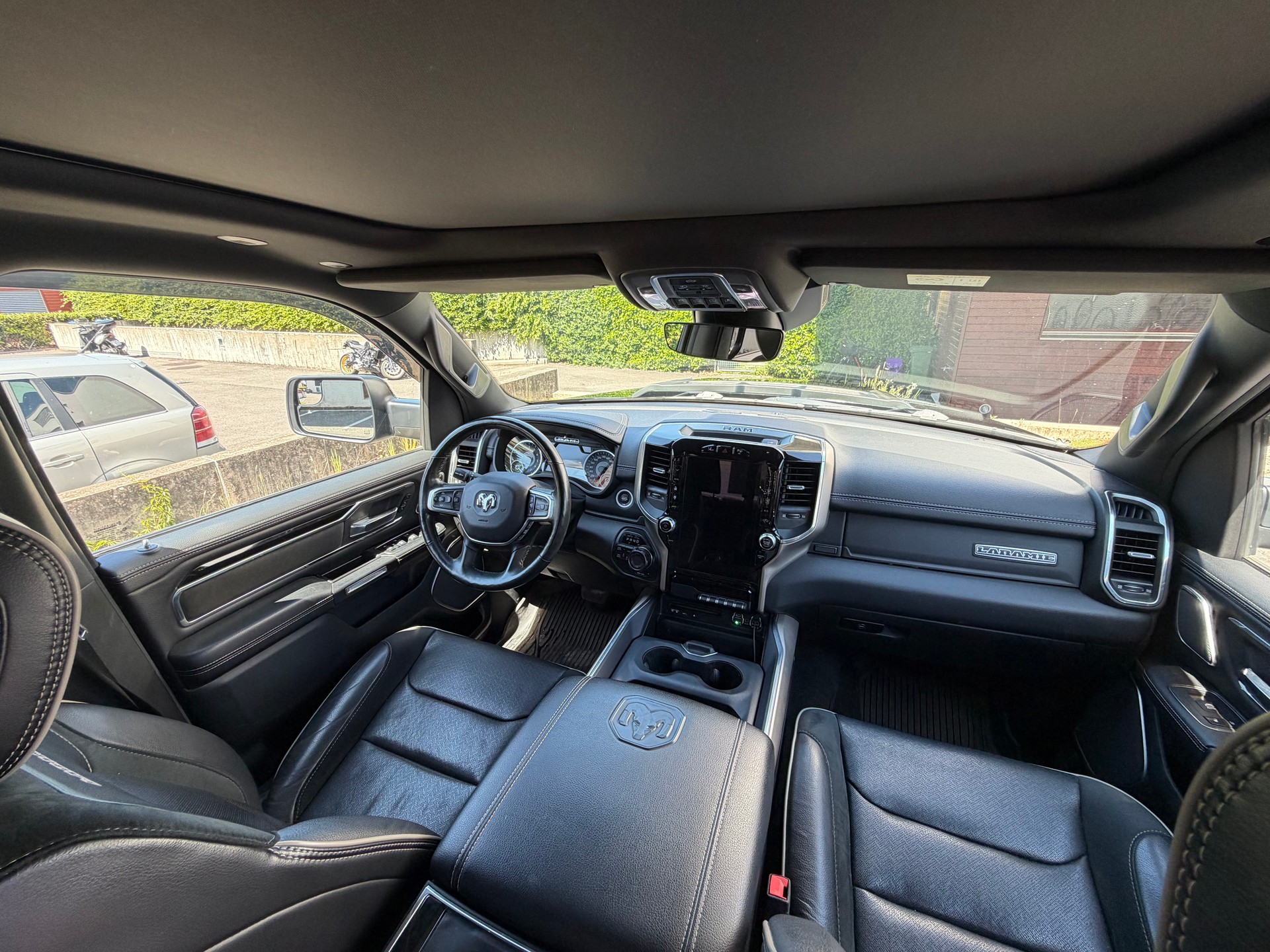 DODGE 1500 Laramie Black Edition-image-3