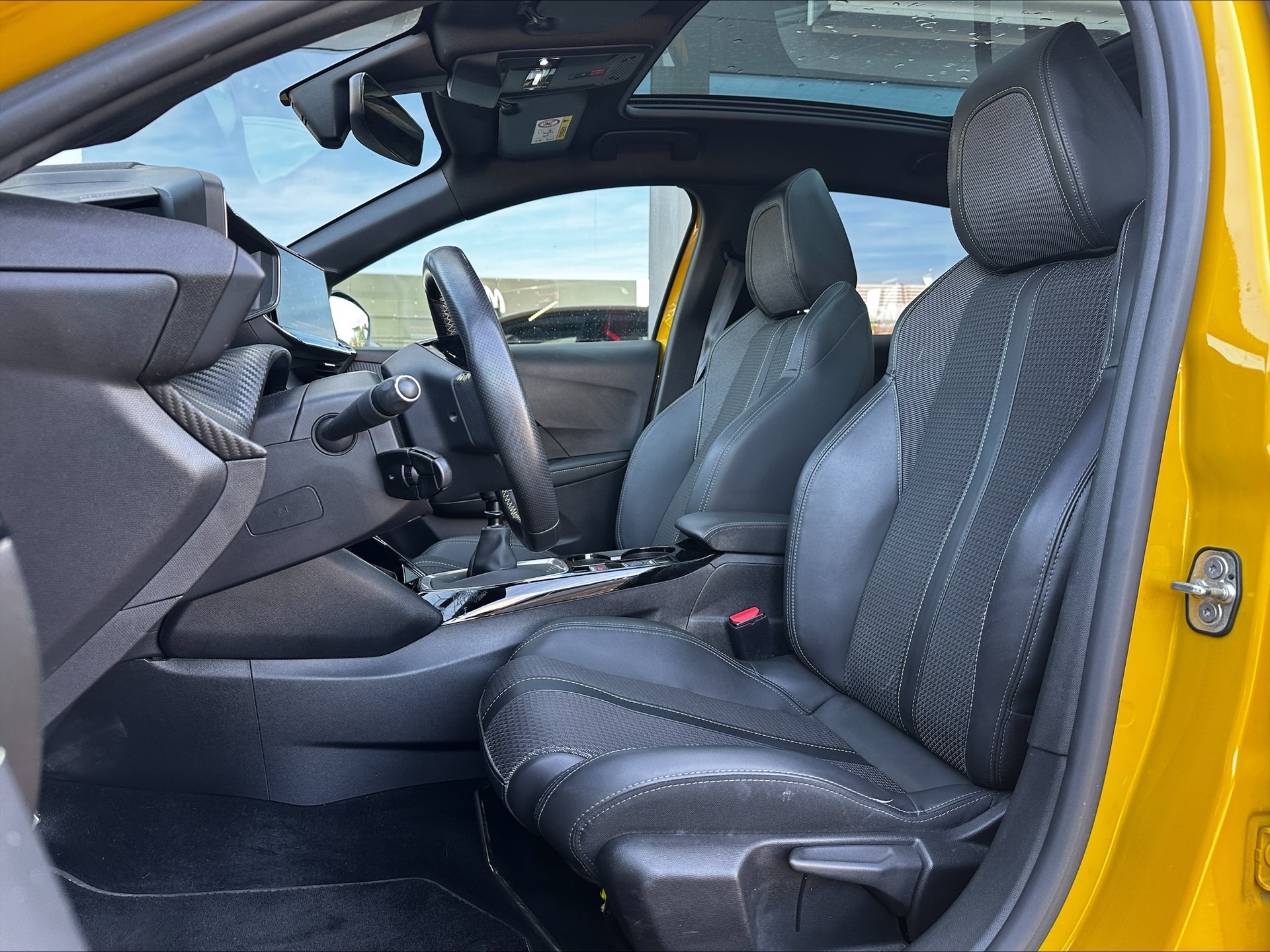 PEUGEOT 208 1.5 BlueHDi GT Line-image-3