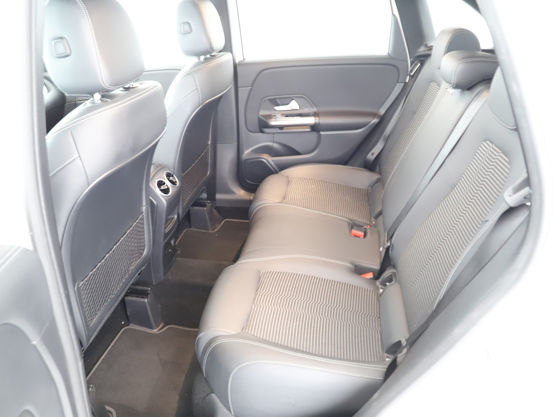 MERCEDES-BENZ B 220 d 4M Swiss Star-image-11