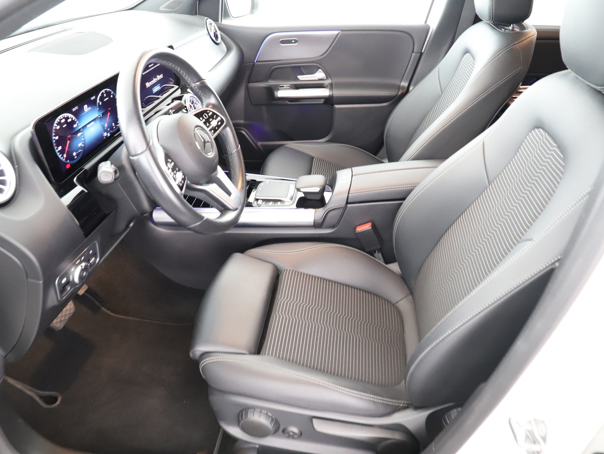 MERCEDES-BENZ B 220 d 4M Swiss Star-image-8