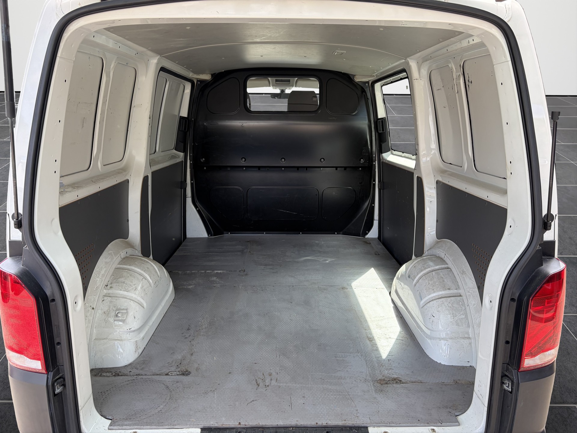 VW T6.1 2.0 TDI 4Motion DSG-image-14