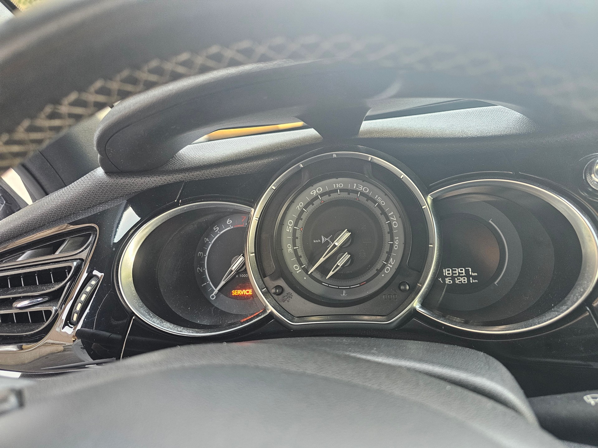 DS AUTOMOBILES DS 3 1.2 PureTech SO Chic EAT-image-8