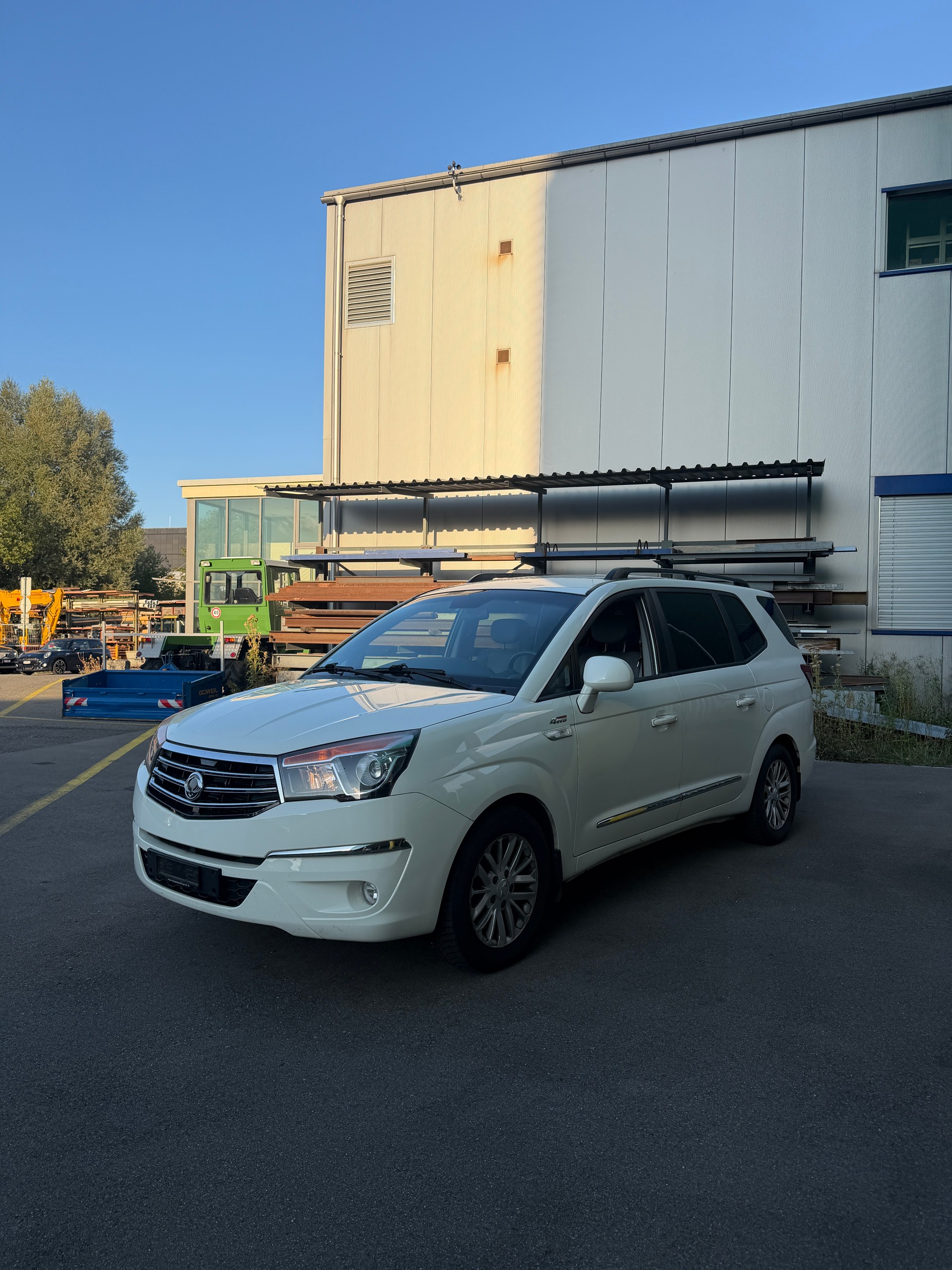 KGM-SsangYong Rodius SV200 e-XDi Sapphire 4WD E-Tronic-image-2