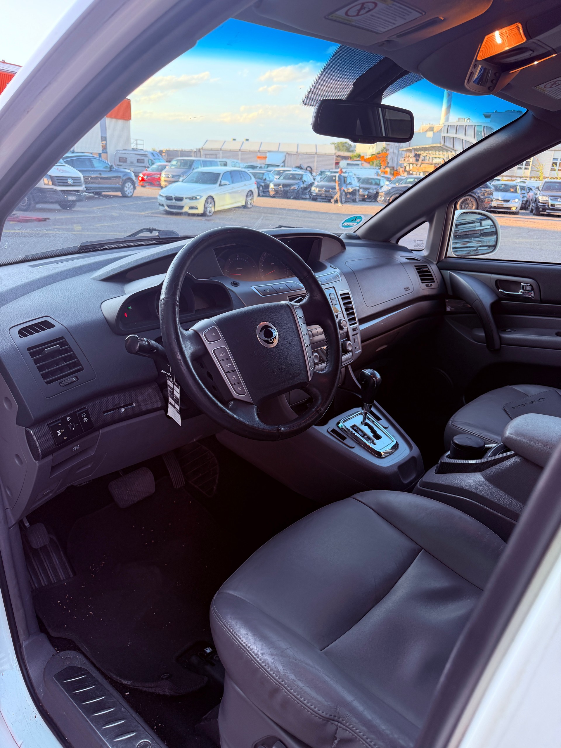 KGM-SsangYong Rodius SV200 e-XDi Sapphire 4WD E-Tronic-image-8