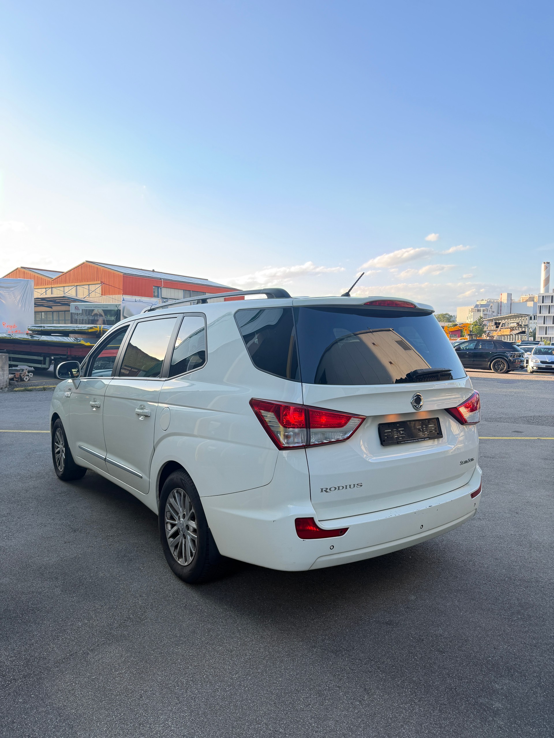 KGM-SsangYong Rodius SV200 e-XDi Sapphire 4WD E-Tronic-image-4