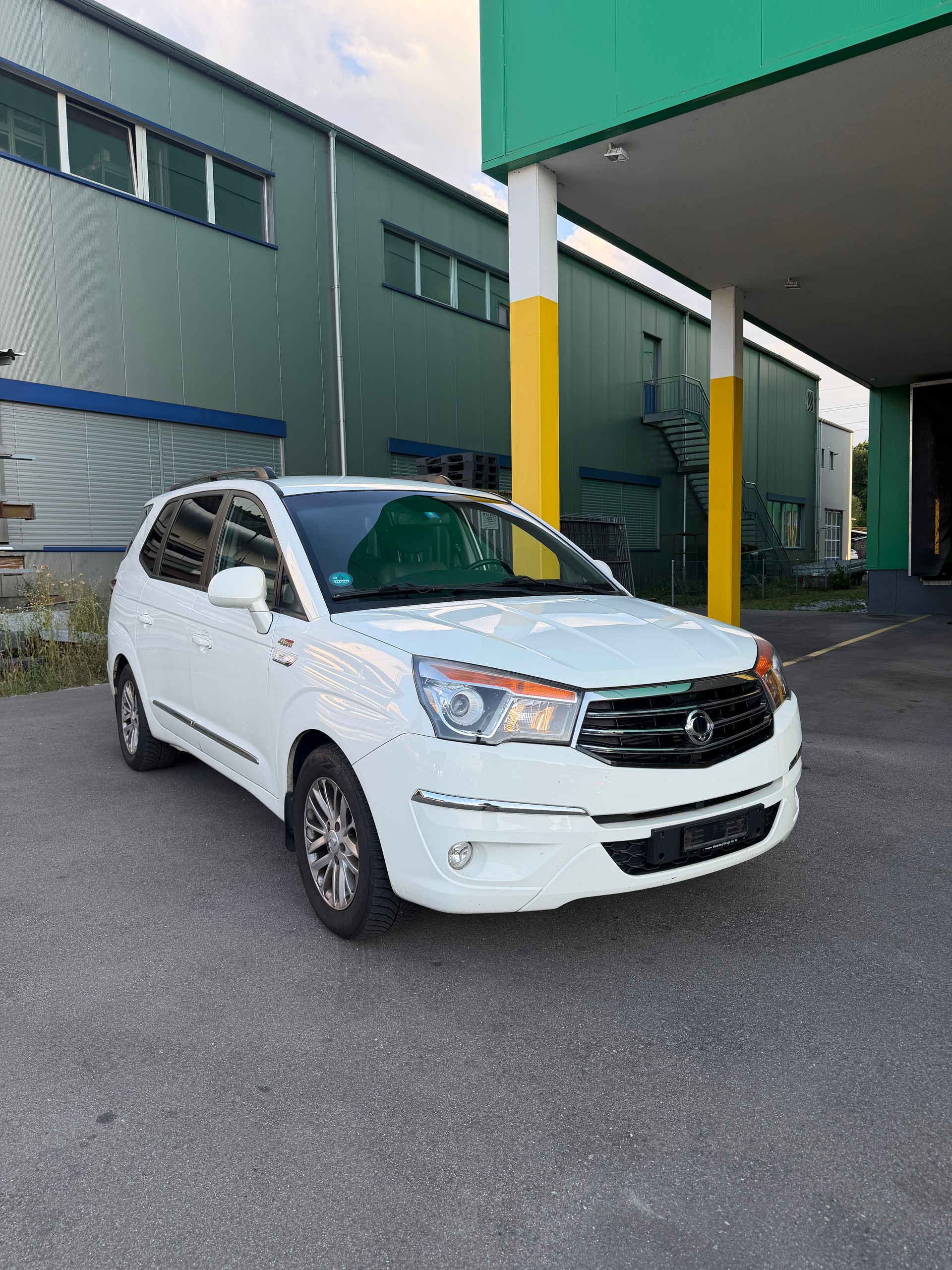 KGM-SsangYong Rodius SV200 e-XDi Sapphire 4WD E-Tronic-image-0