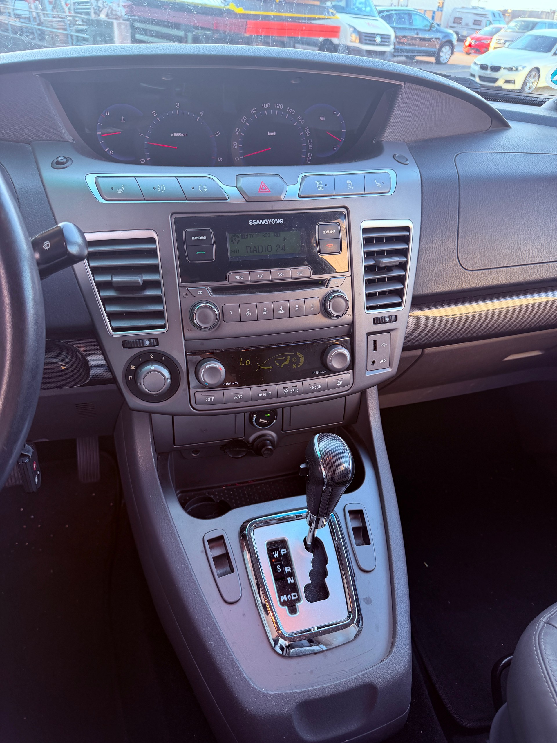 KGM-SsangYong Rodius SV200 e-XDi Sapphire 4WD E-Tronic-image-10