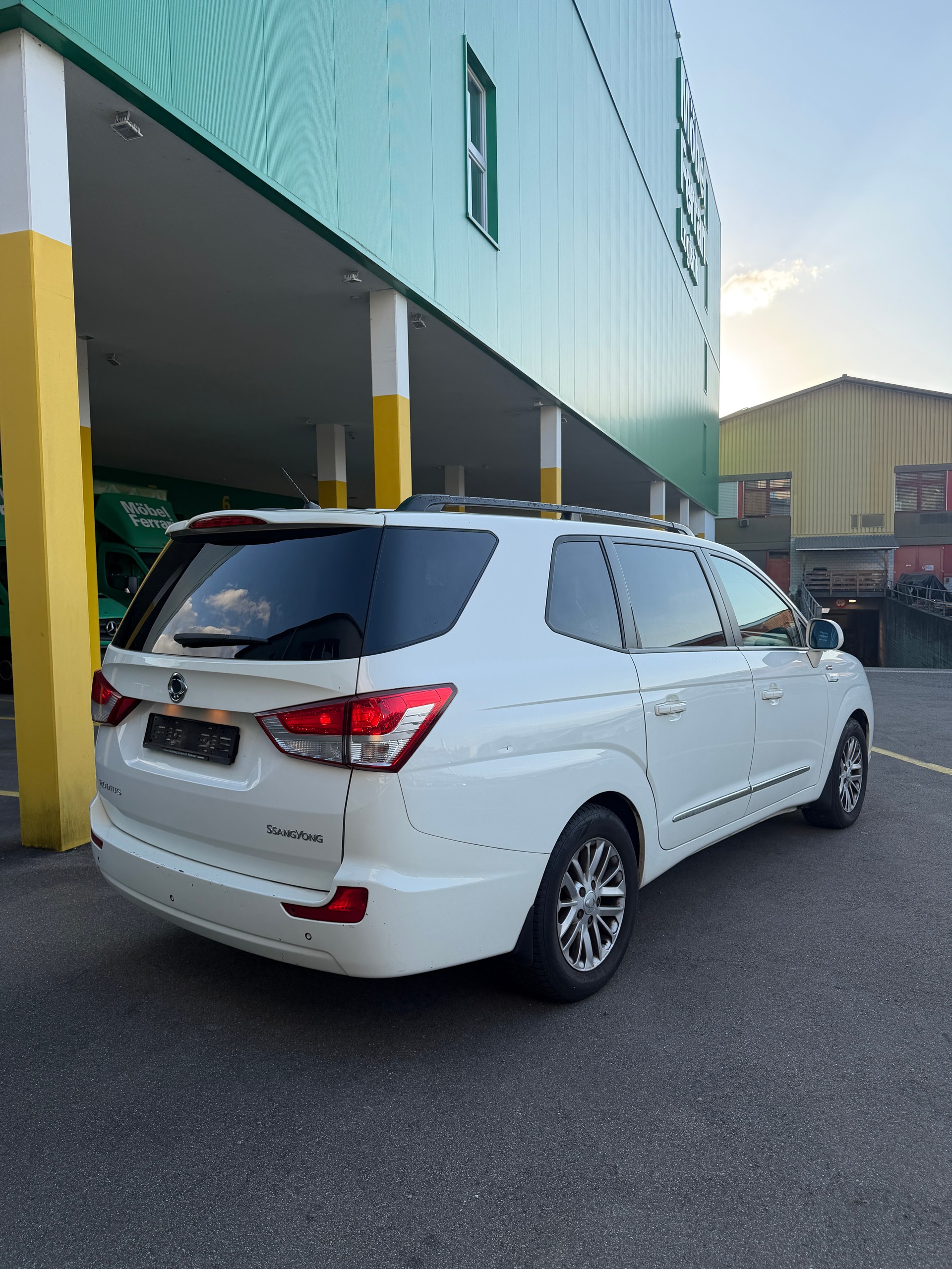 KGM-SsangYong Rodius SV200 e-XDi Sapphire 4WD E-Tronic-image-6